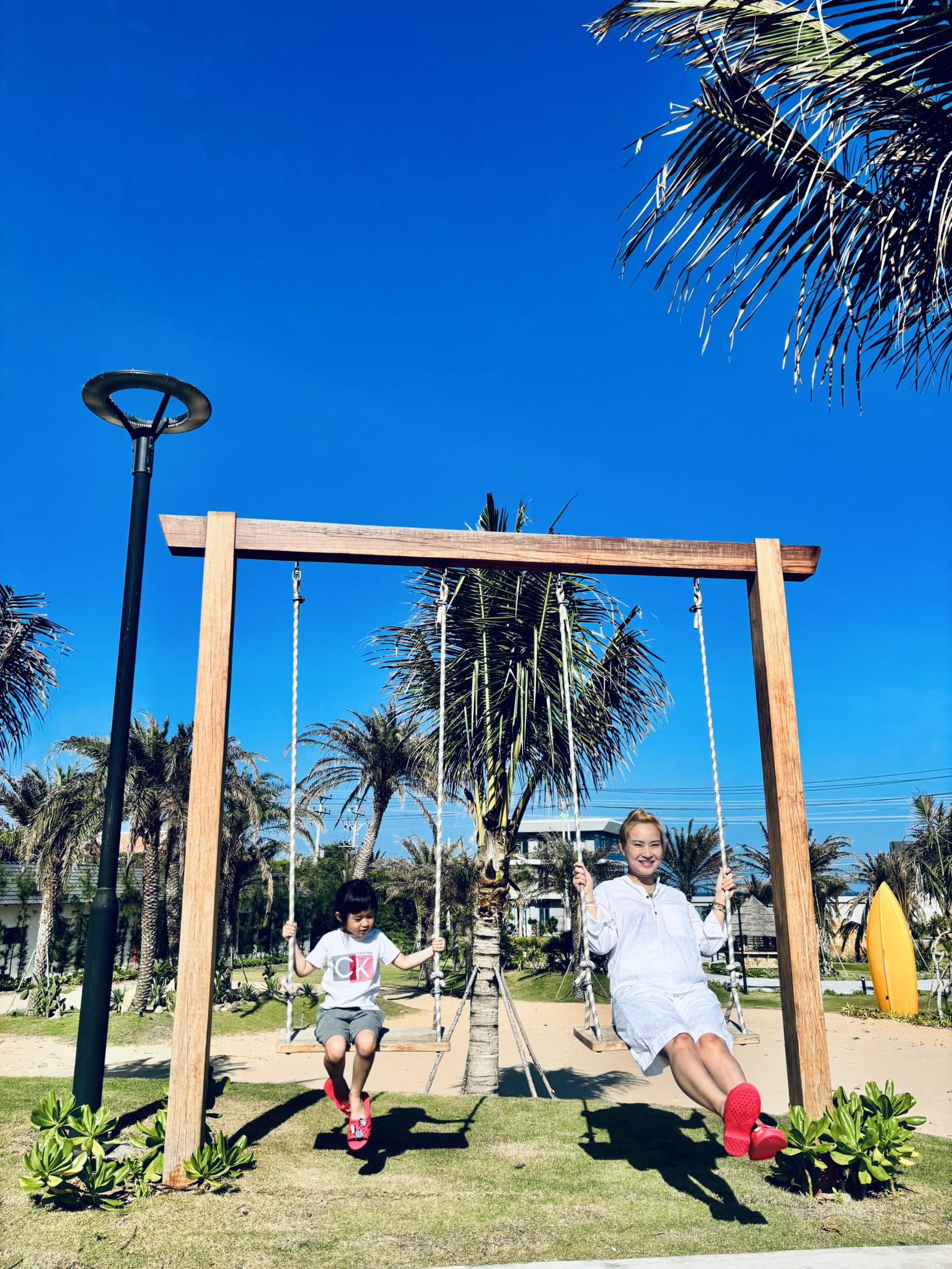 Mẹ đơn th&acirc;n c&oacute; 2 con ri&ecirc;ng ngoại h&igrave;nh giản dị nhưng nam ca sĩ Việt vẫn si m&ecirc; suốt 15 năm- Ảnh 5.