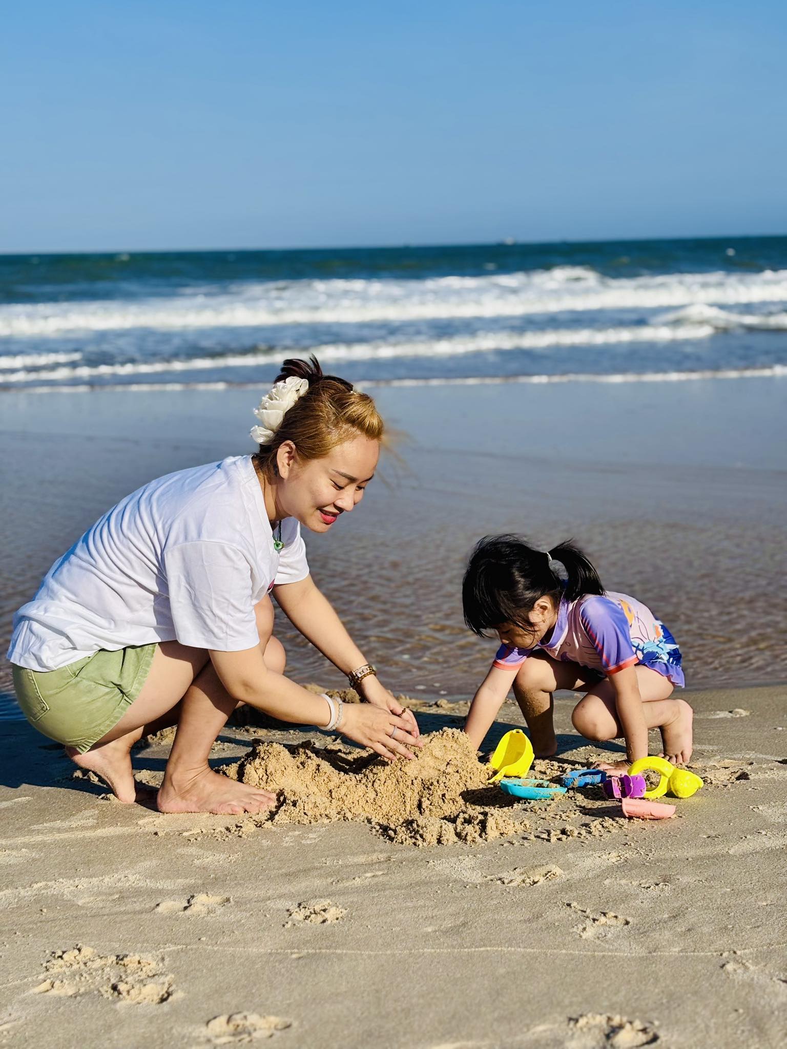 Mẹ đơn th&acirc;n c&oacute; 2 con ri&ecirc;ng ngoại h&igrave;nh giản dị nhưng nam ca sĩ Việt vẫn si m&ecirc; suốt 15 năm- Ảnh 4.