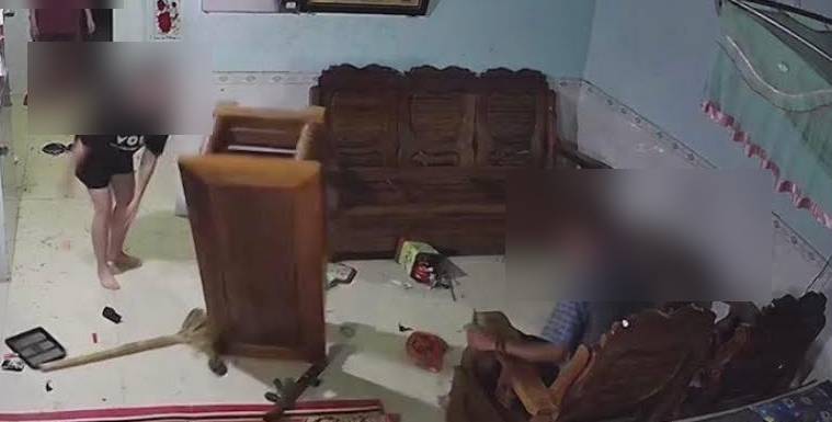 Xem xong đoạn clip buồn nhất ng&agrave;y h&ocirc;m nay, ai c&ograve;n khuy&ecirc;n: "Th&ocirc;i vợ chồng cố gắng ở v&igrave; con" nữa hay kh&ocirc;ng?- Ảnh 1.