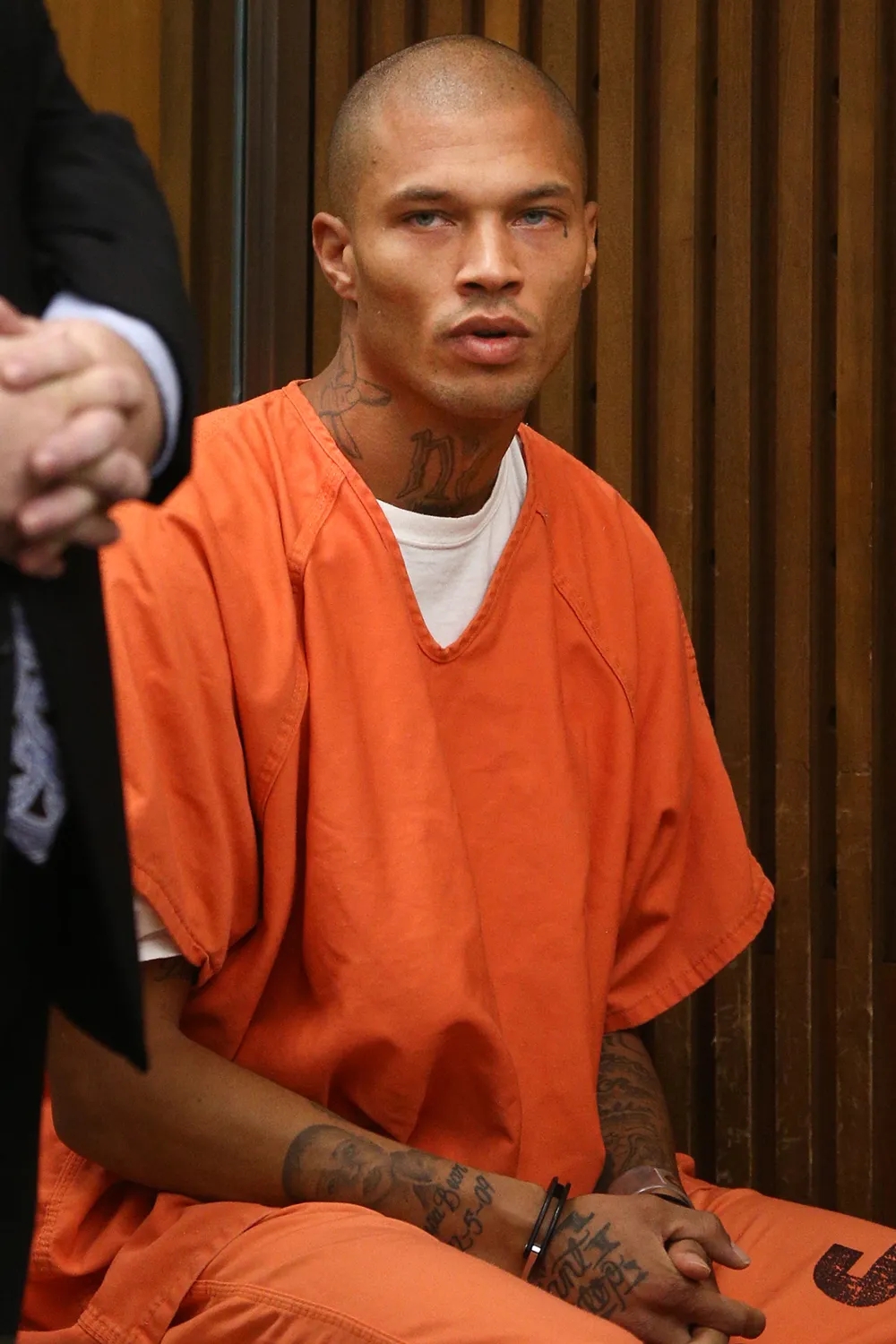 "Tội phạm đẹp trai nhất thế giới" ra t&ugrave; sau 11 năm: Nhận 300 l&aacute; thư/ng&agrave;y, người lạ tranh suất thăm t&ugrave; khiến gia đ&igrave;nh kh&ocirc;ng thể tới gặp- Ảnh 2.