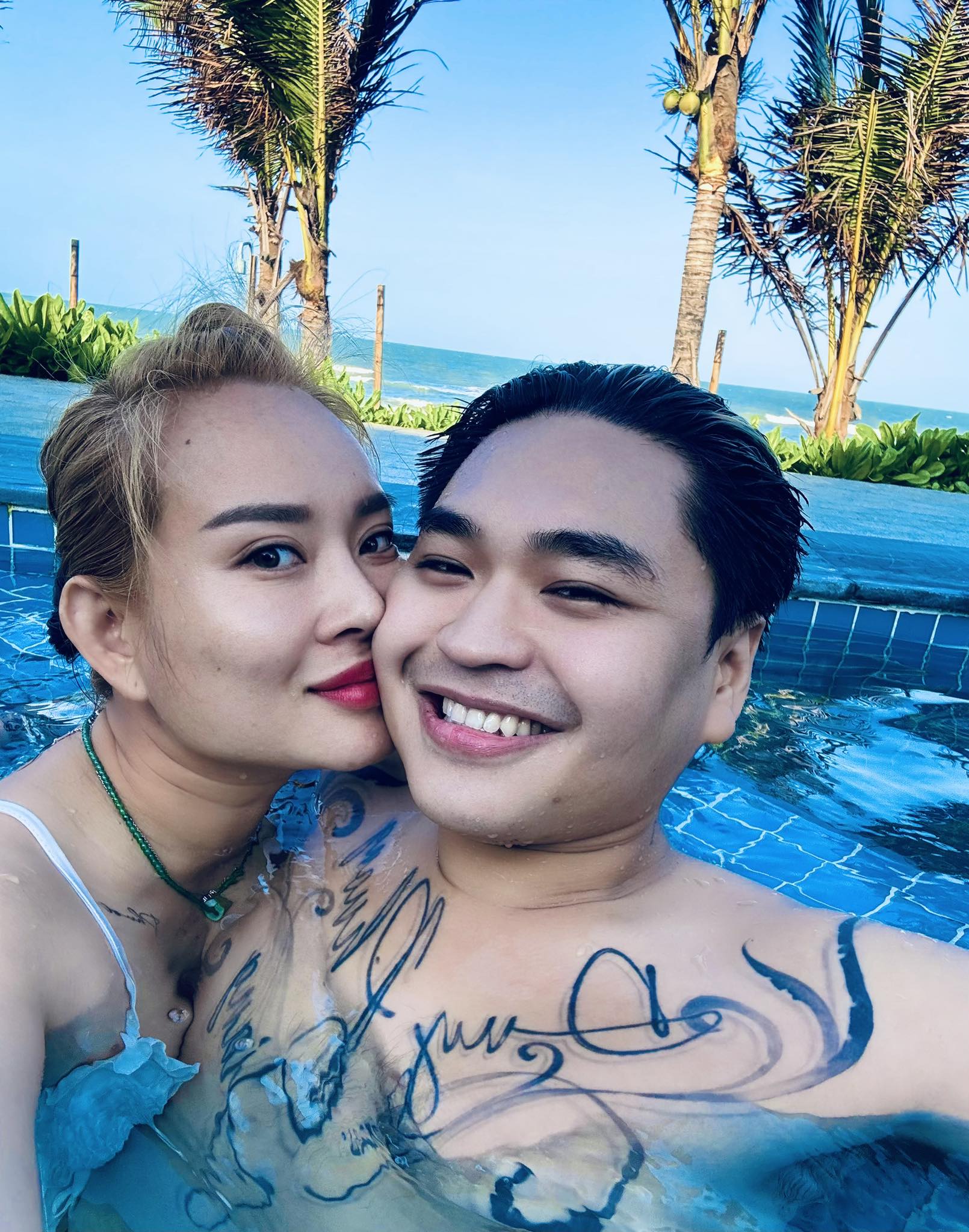 Mẹ đơn th&acirc;n c&oacute; 2 con ri&ecirc;ng ngoại h&igrave;nh giản dị nhưng nam ca sĩ Việt vẫn si m&ecirc; suốt 15 năm- Ảnh 1.