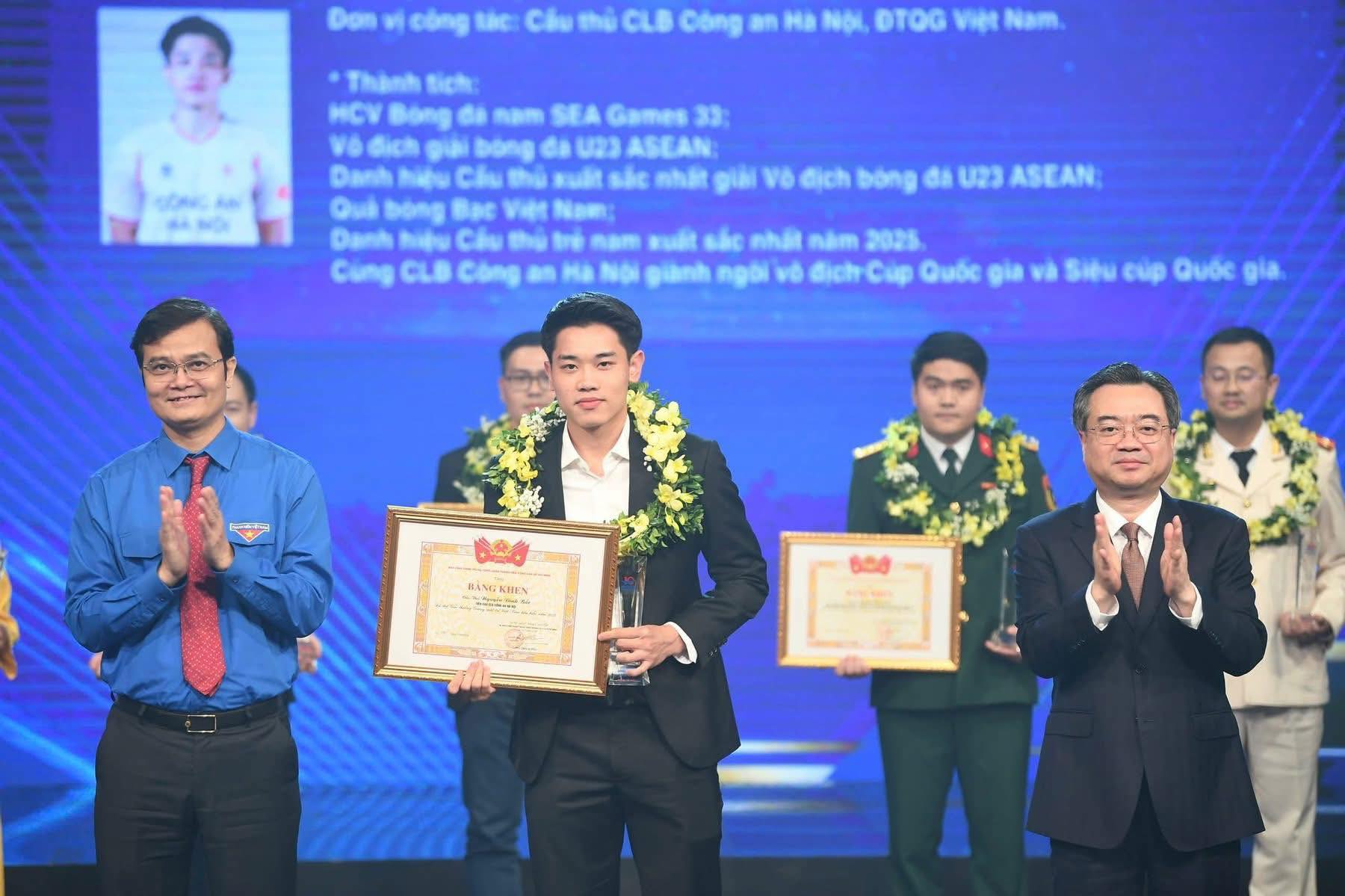 Đ&igrave;nh Bắc v&agrave; &Aacute; hậu Ch&acirc;u Anh lại l&ecirc;n hot search, trai t&agrave;i g&aacute;i giỏi, visual xuất sắc chung khung h&igrave;nh g&acirc;y sốt MXH- Ảnh 2.