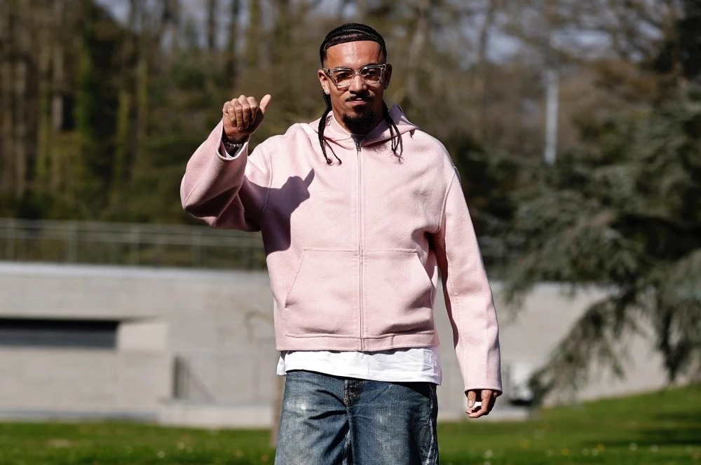 Sốc với gu thời trang tuyển Pháp, hội quân mà ngỡ Paris Fashion Week, Michael Olise "giật spotlight" với mũ lông độc lạ- Ảnh 7. Sốc với gu thời trang tuyển Pháp, hội quân mà ngỡ Paris Fashion Week, Michael Olise "giật spotlight" với mũ lông độc lạ- Ảnh 7.