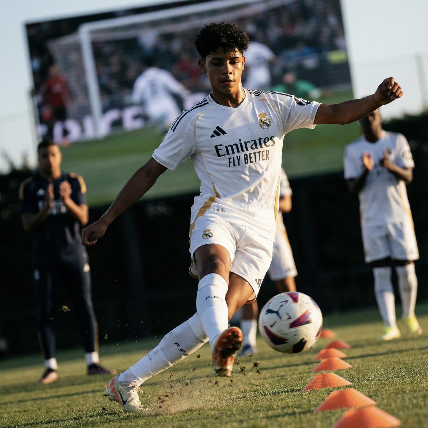 Cristiano Ronaldo Jr. gây sốt khi thử việc tại Real Madrid- Ảnh 1. Cristiano Ronaldo Jr. gây sốt khi thử việc tại Real Madrid- Ảnh 1.