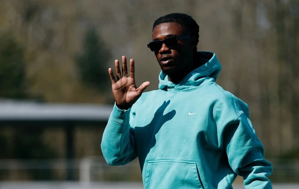 Sốc với gu thời trang tuyển Pháp, hội quân mà ngỡ Paris Fashion Week, Michael Olise "giật spotlight" với mũ lông độc lạ- Ảnh 5. Sốc với gu thời trang tuyển Pháp, hội quân mà ngỡ Paris Fashion Week, Michael Olise "giật spotlight" với mũ lông độc lạ- Ảnh 5.