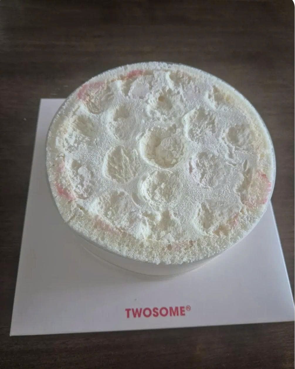 Chiếc b&aacute;nh kem d&acirc;u t&acirc;y với vẻ ngo&agrave;i kỳ lạ g&acirc;y tranh c&atilde;i- Ảnh 2.