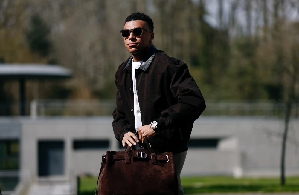 Sốc với gu thời trang tuyển Pháp, hội quân mà ngỡ Paris Fashion Week, Michael Olise "giật spotlight" với mũ lông độc lạ- Ảnh 3. Sốc với gu thời trang tuyển Pháp, hội quân mà ngỡ Paris Fashion Week, Michael Olise "giật spotlight" với mũ lông độc lạ- Ảnh 3.