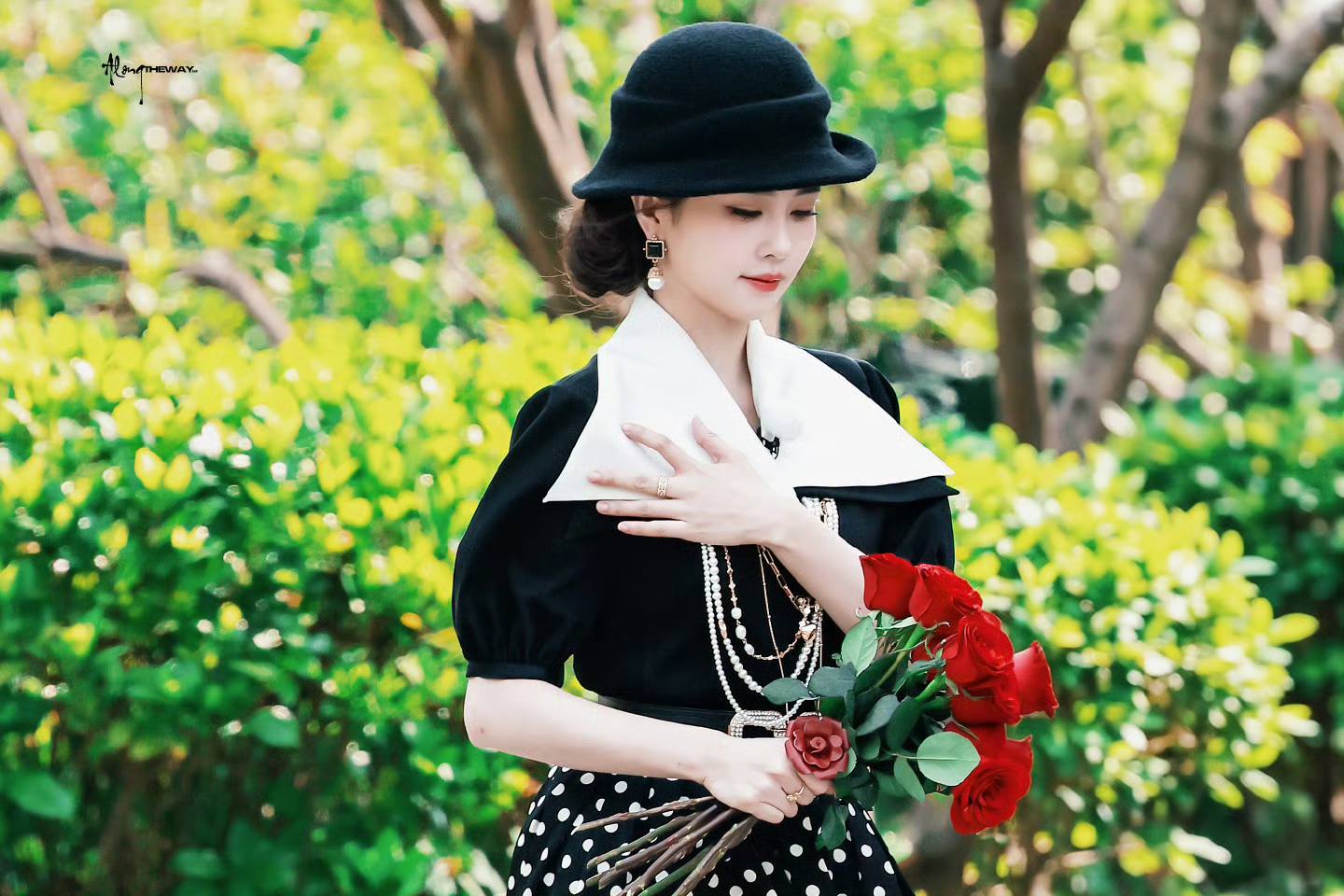 Đại tiểu thư du học về nước đang náo loạn hot search: Nhan sắc tô hồng vạn vật, tưởng đâu chỉ có trong tiểu thuyết- Ảnh 5. Đại tiểu thư du học về nước đang náo loạn hot search: Nhan sắc tô hồng vạn vật, tưởng đâu chỉ có trong tiểu thuyết- Ảnh 5.