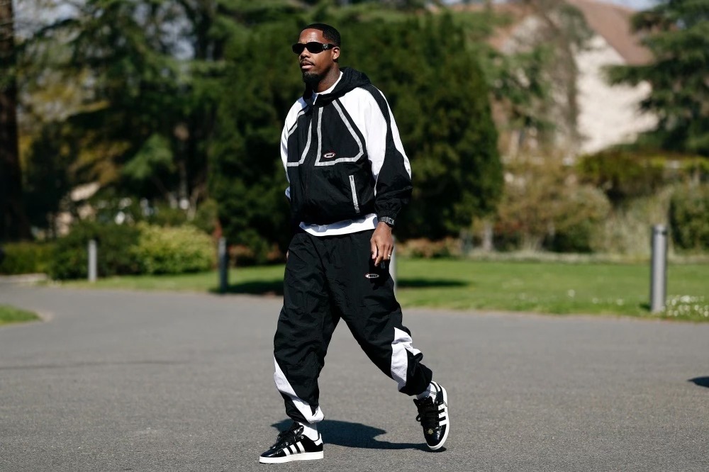 Sốc với gu thời trang tuyển Pháp, hội quân mà ngỡ Paris Fashion Week, Michael Olise "giật spotlight" với mũ lông độc lạ- Ảnh 8. Sốc với gu thời trang tuyển Pháp, hội quân mà ngỡ Paris Fashion Week, Michael Olise "giật spotlight" với mũ lông độc lạ- Ảnh 8.