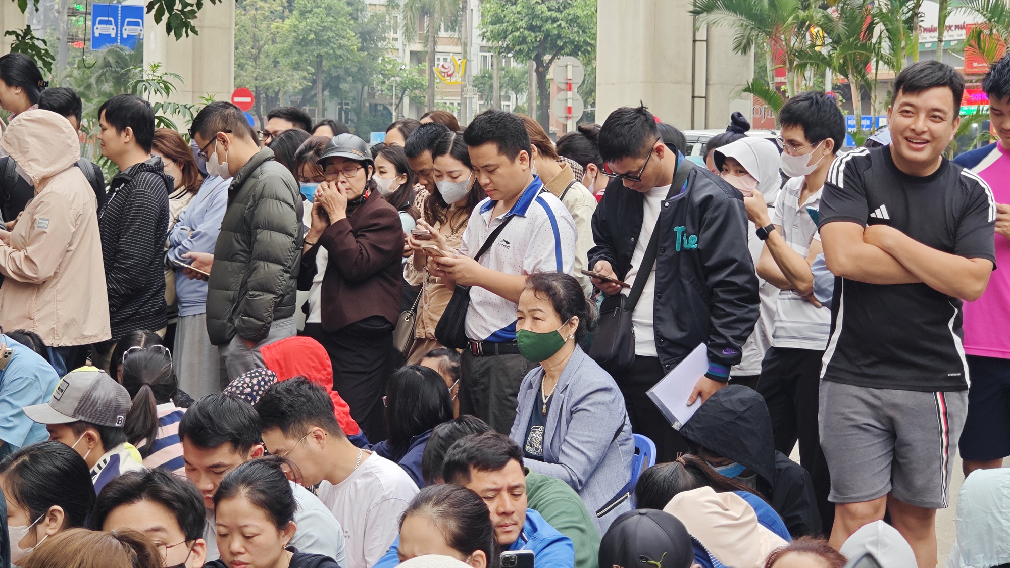 Cửa h&agrave;ng v&agrave;ng Bảo T&iacute;n Mạnh Hải ken đặc người xếp h&agrave;ng từ 4 - 5h s&aacute;ng sau loạt tin nhắn bất ngờ- Ảnh 3.