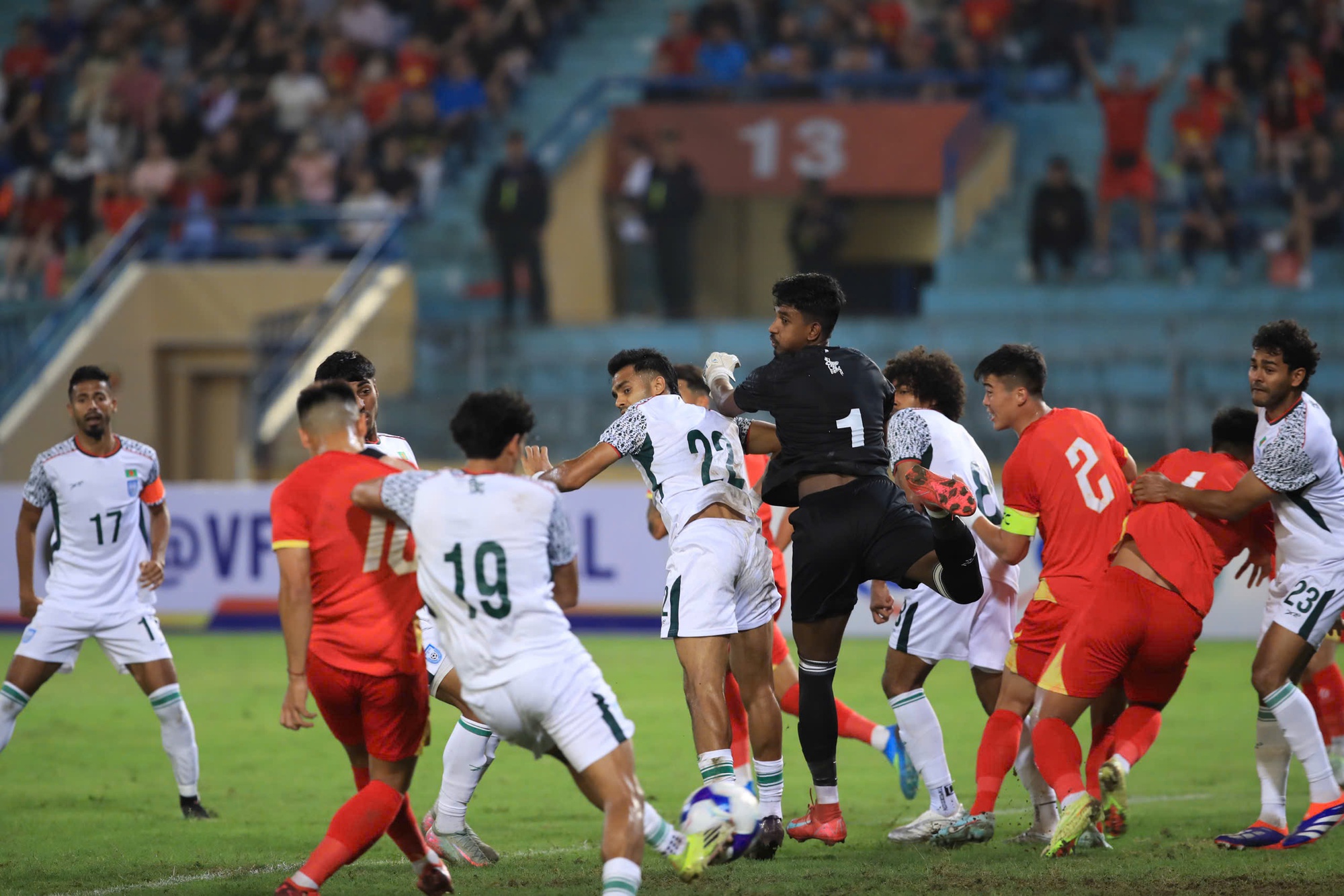 Ảnh: Đội tuyển Việt Nam 3 lần ăn mừng b&agrave;n thắng chỉ trong hiệp 1, cựu sao Ngoại hạng Anh cũng phải "bất lực"- Ảnh 3.