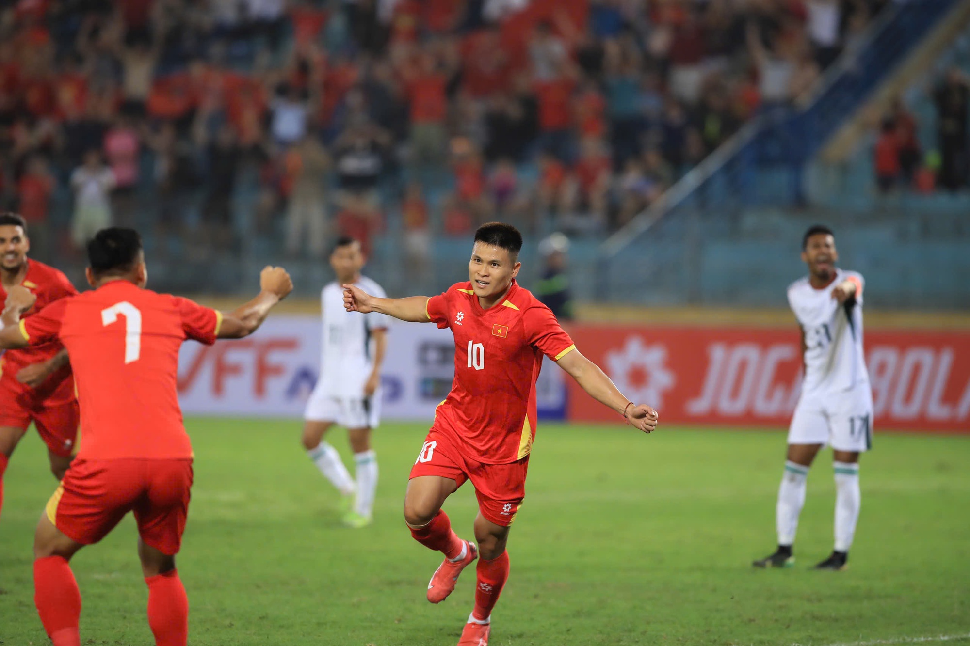 Ảnh: Đội tuyển Việt Nam 3 lần ăn mừng b&agrave;n thắng chỉ trong hiệp 1, cựu sao Ngoại hạng Anh cũng phải "bất lực"- Ảnh 2.