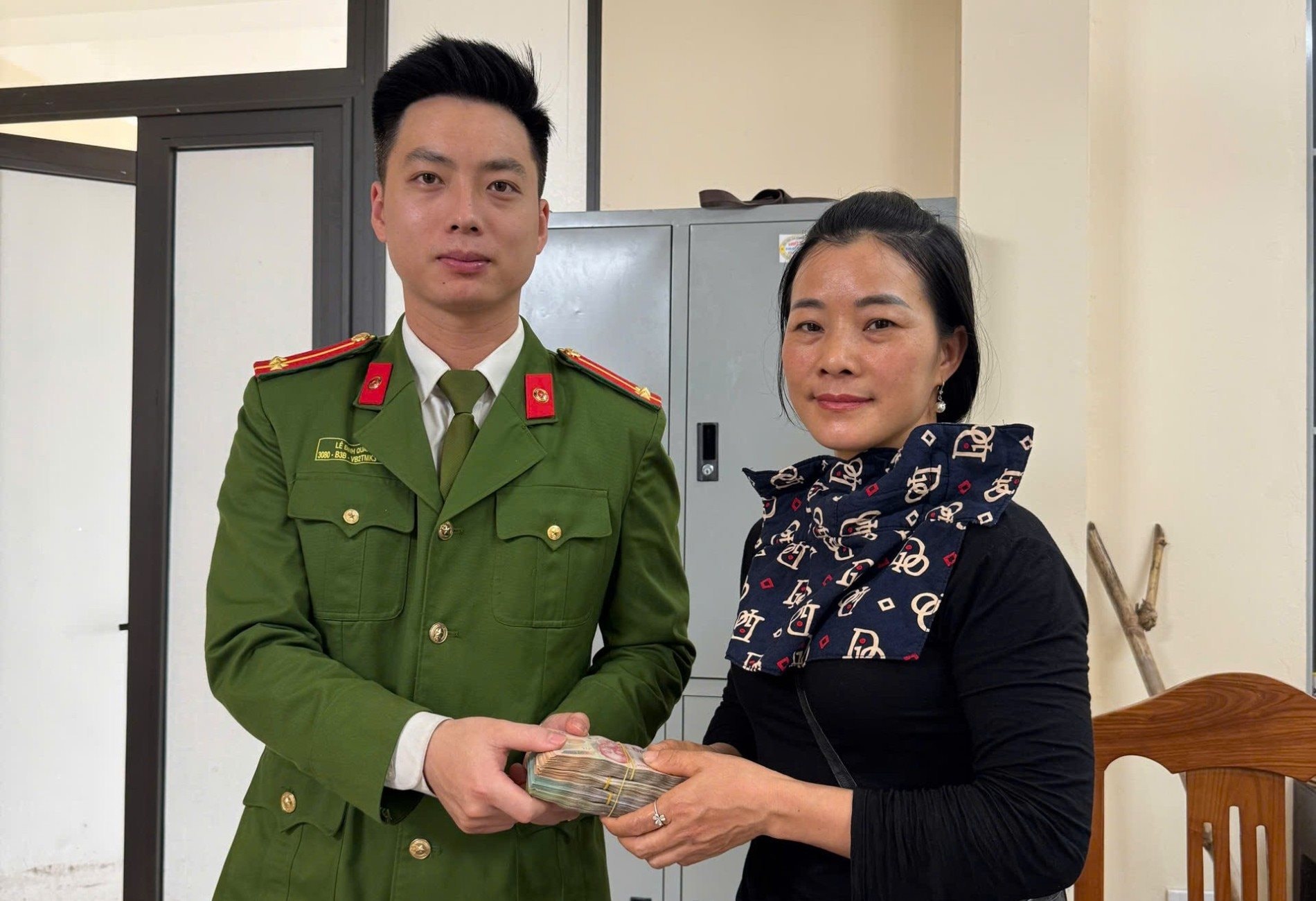 T&agrave;i khoản người phụ nữ SN 1982 ph&aacute;t sinh giao dịch 100.000.000 đồng kh&ocirc;ng r&otilde; nguồn gốc: C&ocirc;ng an lập tức v&agrave;o cuộc x&aacute;c minh- Ảnh 1.