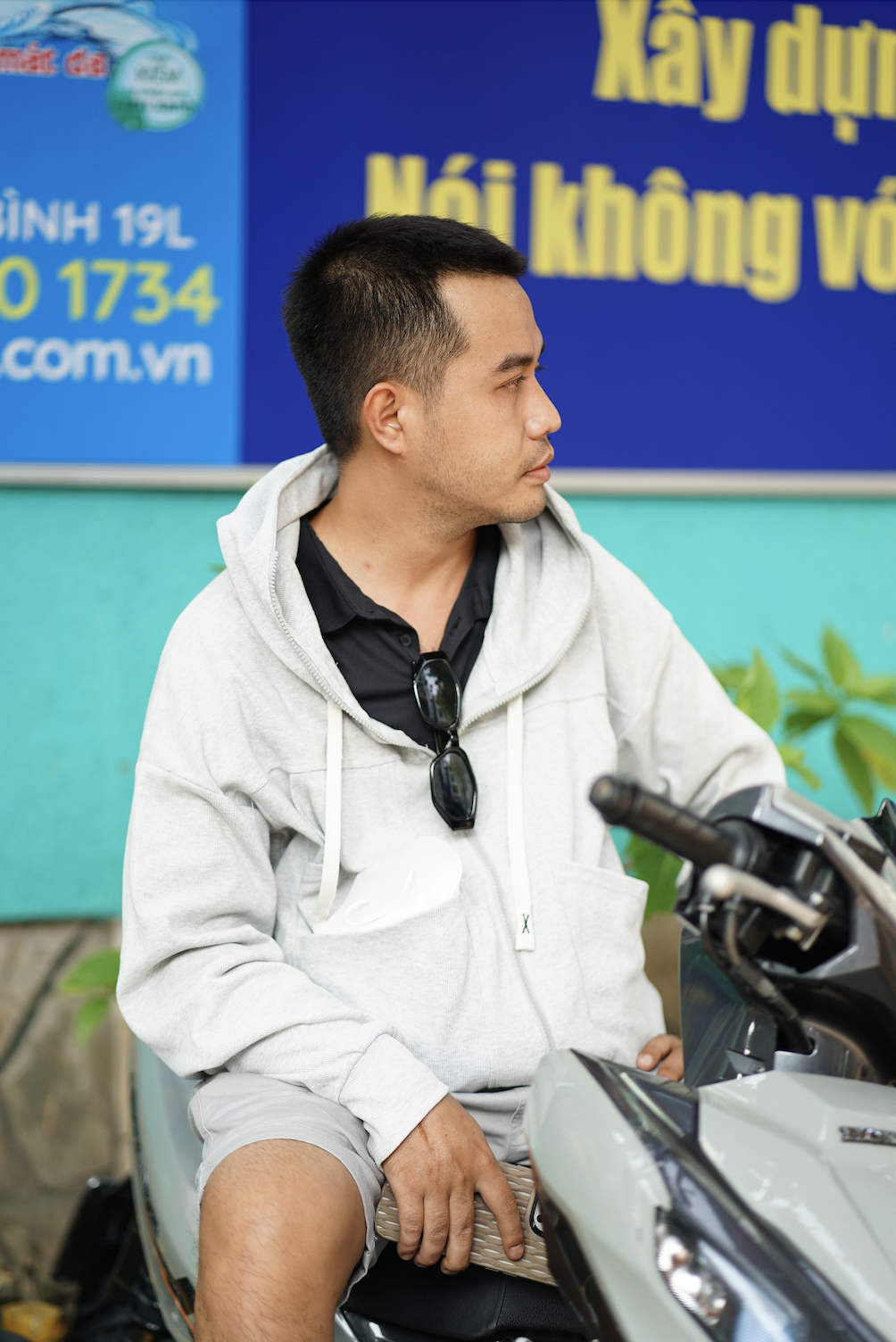 TP.HCM 8h s&aacute;ng đ&atilde; &ldquo;hầm hập&rdquo; 36&deg;C, người d&acirc;n tr&ugrave;m k&iacute;n m&iacute;t, trốn nắng dưới ch&acirc;n cầu- Ảnh 3.