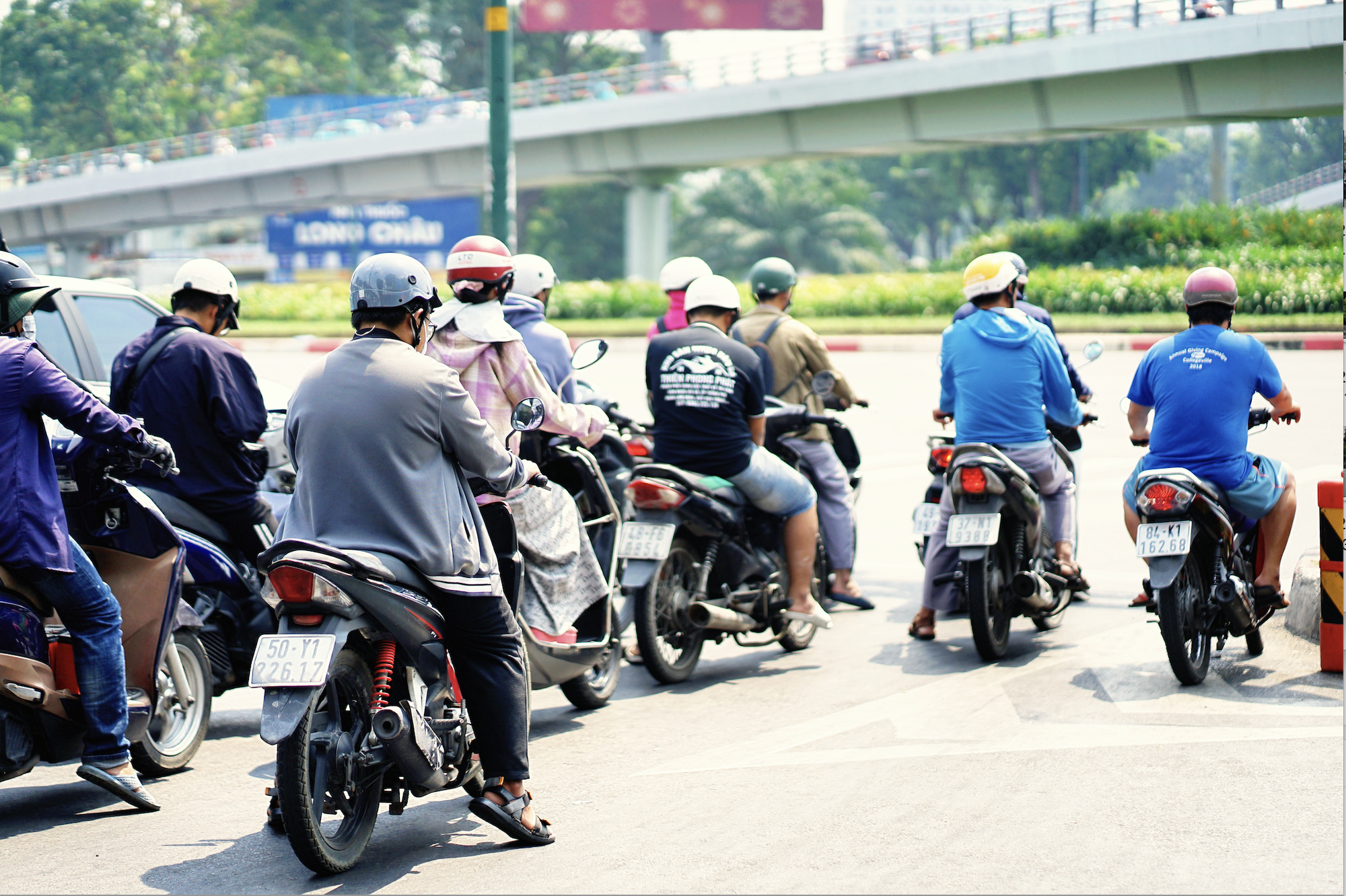 TP.HCM 8h s&aacute;ng đ&atilde; &ldquo;hầm hập&rdquo; 36&deg;C, người d&acirc;n tr&ugrave;m k&iacute;n m&iacute;t, trốn nắng dưới ch&acirc;n cầu- Ảnh 1.