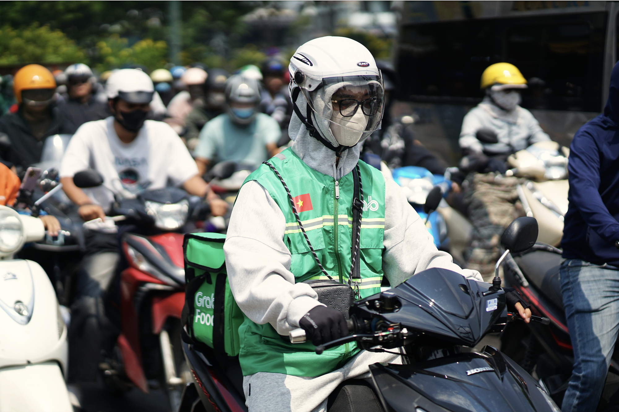 TP.HCM 8h s&aacute;ng đ&atilde; &ldquo;hầm hập&rdquo; 36&deg;C, người d&acirc;n tr&ugrave;m k&iacute;n m&iacute;t, trốn nắng dưới ch&acirc;n cầu- Ảnh 2.