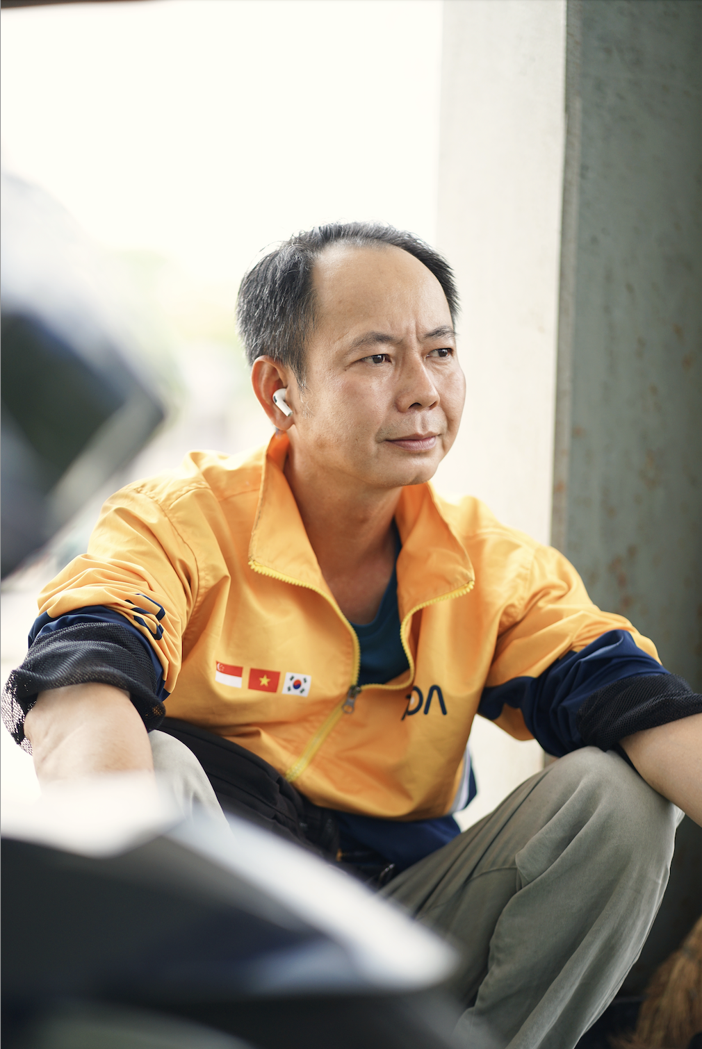 TP.HCM 8h s&aacute;ng đ&atilde; &ldquo;hầm hập&rdquo; 36&deg;C, người d&acirc;n tr&ugrave;m k&iacute;n m&iacute;t, trốn nắng dưới ch&acirc;n cầu- Ảnh 4.