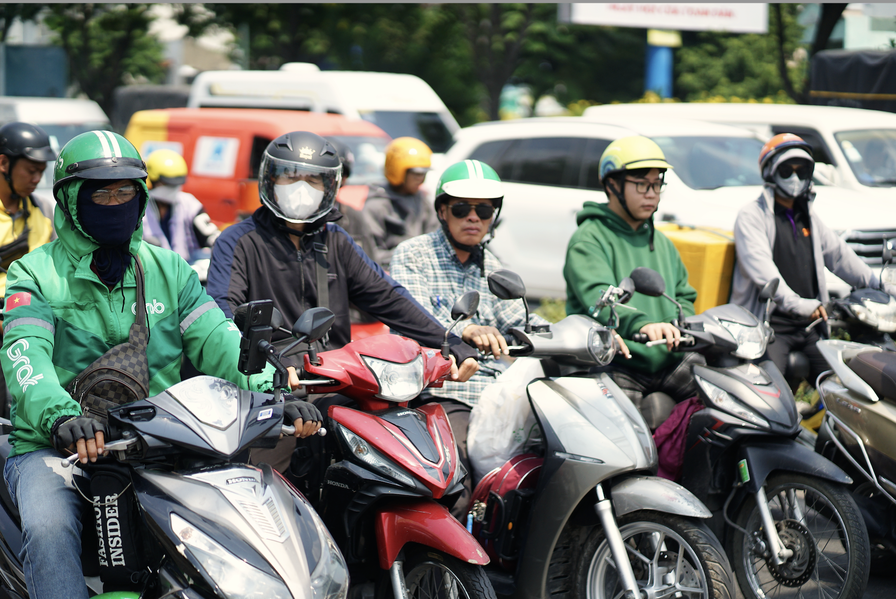 TP.HCM 8h s&aacute;ng đ&atilde; &ldquo;hầm hập&rdquo; 36&deg;C, người d&acirc;n tr&ugrave;m k&iacute;n m&iacute;t, trốn nắng dưới ch&acirc;n cầu- Ảnh 7.