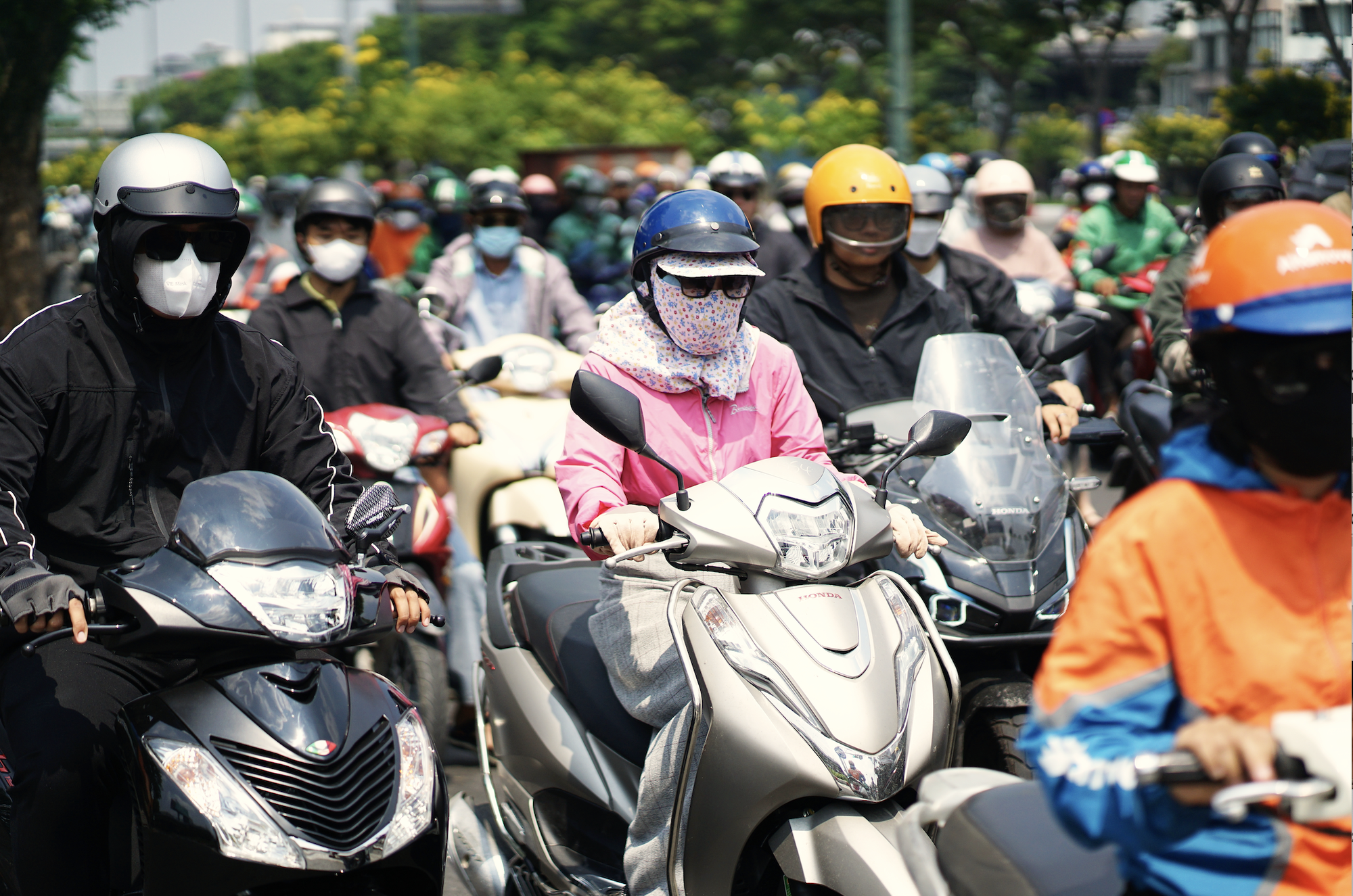 TP.HCM 8h s&aacute;ng đ&atilde; &ldquo;hầm hập&rdquo; 36&deg;C, người d&acirc;n tr&ugrave;m k&iacute;n m&iacute;t, trốn nắng dưới ch&acirc;n cầu- Ảnh 8.