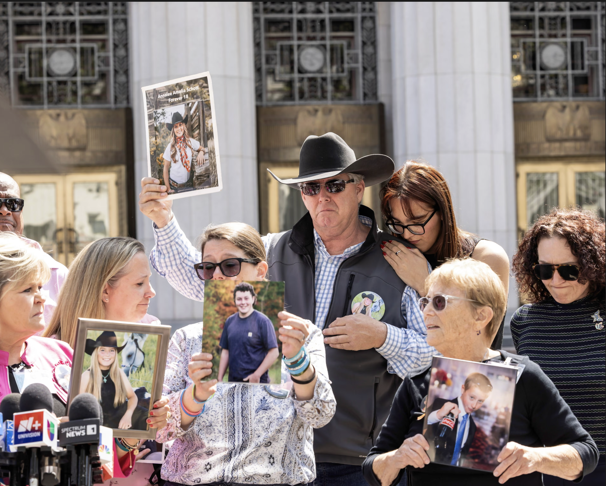 Meta, YouTube bị buộc bồi thường 6 triệu USD cho cô gái 20 tuổi do gây nghiện cho người dùng nhỏ tuổi- Ảnh 2. Meta, YouTube bị buộc bồi thường 6 triệu USD cho cô gái 20 tuổi do gây nghiện cho người dùng nhỏ tuổi- Ảnh 2.