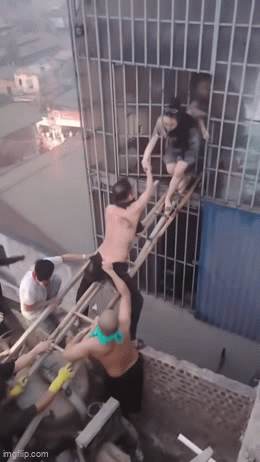 Khoảnh khắc nghẹt thở: H&agrave;ng chục người "bắc cầu sinh tử" giữa biển lửa cứu 7 người ở Lĩnh Nam- Ảnh 1.