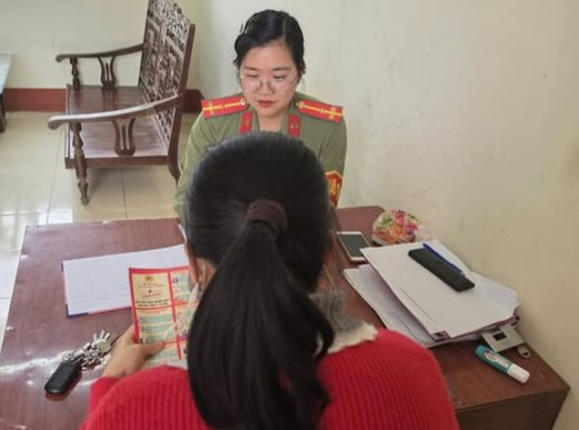 C&ocirc;ng an l&agrave;m việc với người phụ nữ 35 tuổi c&oacute; th&ocirc;ng b&aacute;o li&ecirc;n quan đến vụ &aacute;n rửa tiền 21,6 tỷ đồng- Ảnh 2.