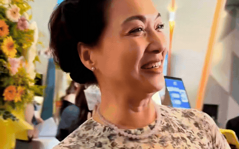 Clip NSND L&ecirc; Khanh bị gọi nhầm t&ecirc;n giữa sự kiện, c&aacute;ch xử l&yacute; đẳng cấp khiến d&acirc;n t&igrave;nh nể phục- Ảnh 1.