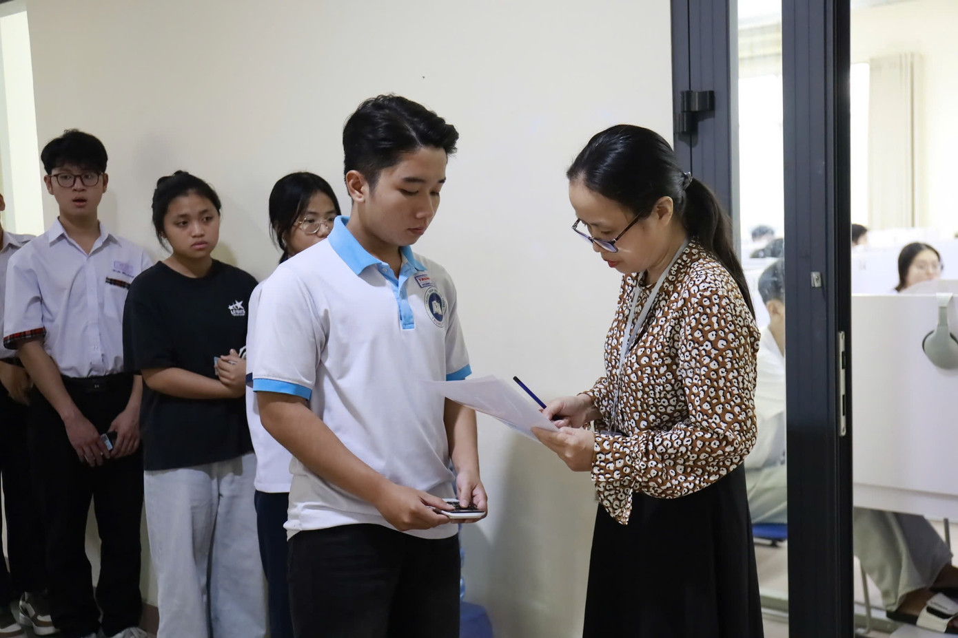 H&agrave;ng ngh&igrave;n th&iacute; sinh tranh suất v&agrave;o trường sư phạm- Ảnh 2.