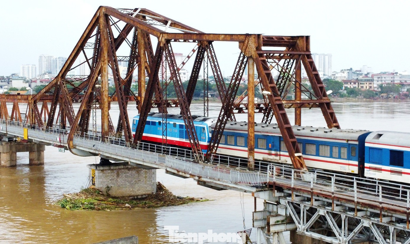 Cấm xe qua cầu Long Bi&ecirc;n trong 2 th&aacute;ng, người d&acirc;n di chuyển thế n&agrave;o?- Ảnh 2.