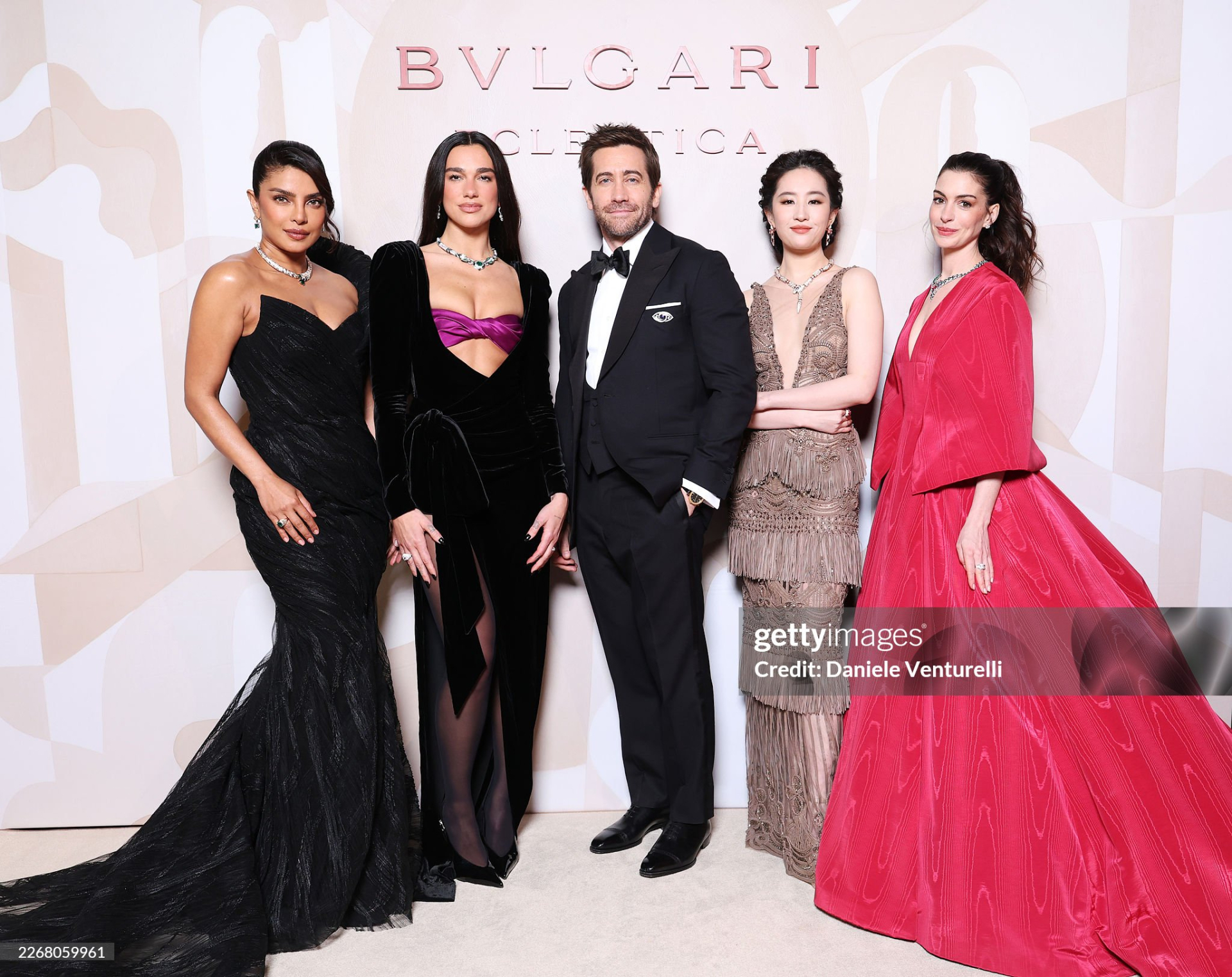 Lưu Diệc Phi, Anne Hathaway v&agrave; cả d&agrave;n sao quốc tế tranh vị tr&iacute; center tr&ecirc;n thảm đỏ, nhiếp ảnh bấm m&aacute;y mỏi cả tay- Ảnh 3.