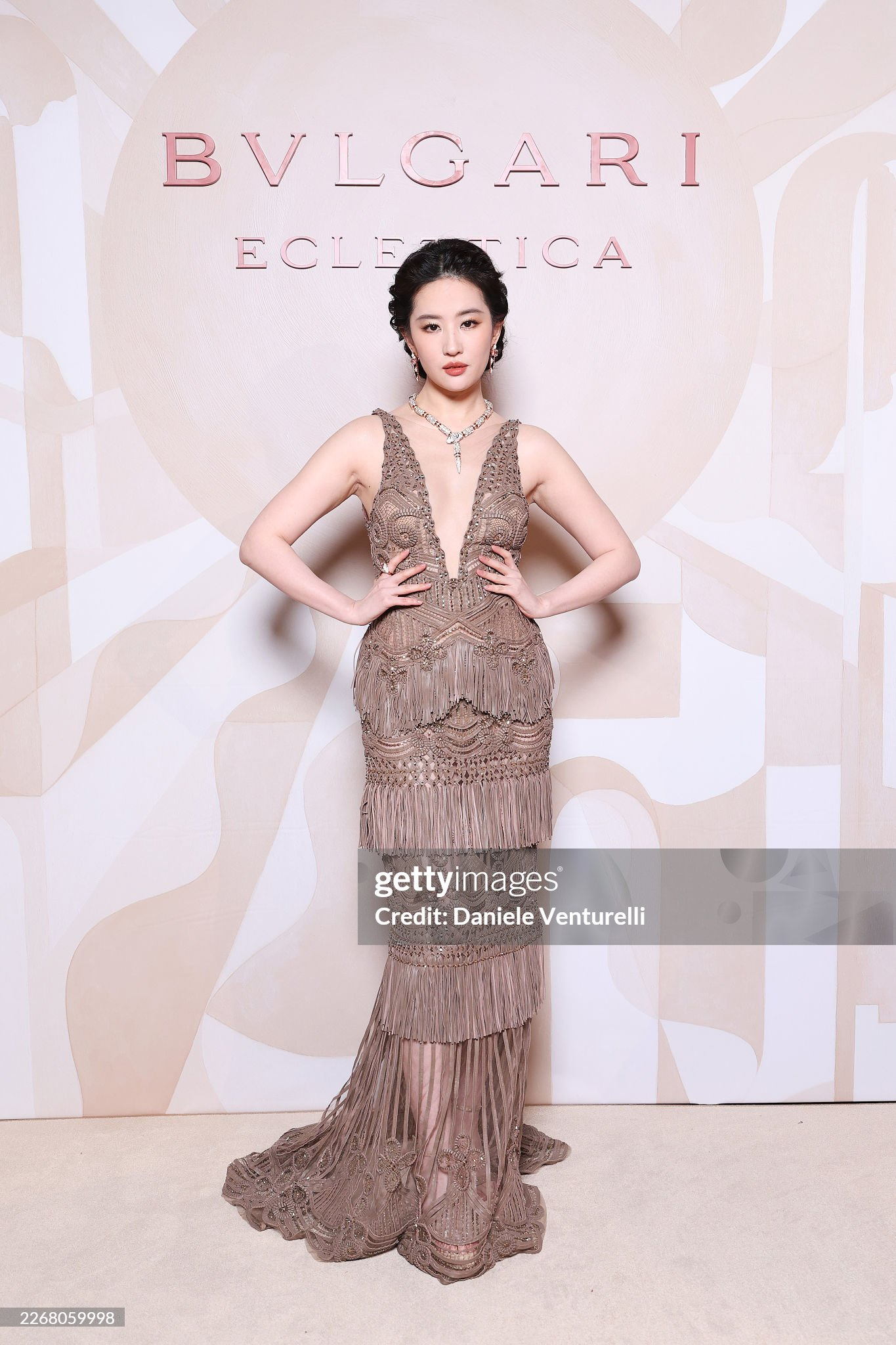 Lưu Diệc Phi, Anne Hathaway v&agrave; cả d&agrave;n sao quốc tế tranh vị tr&iacute; center tr&ecirc;n thảm đỏ, nhiếp ảnh bấm m&aacute;y mỏi cả tay- Ảnh 4.