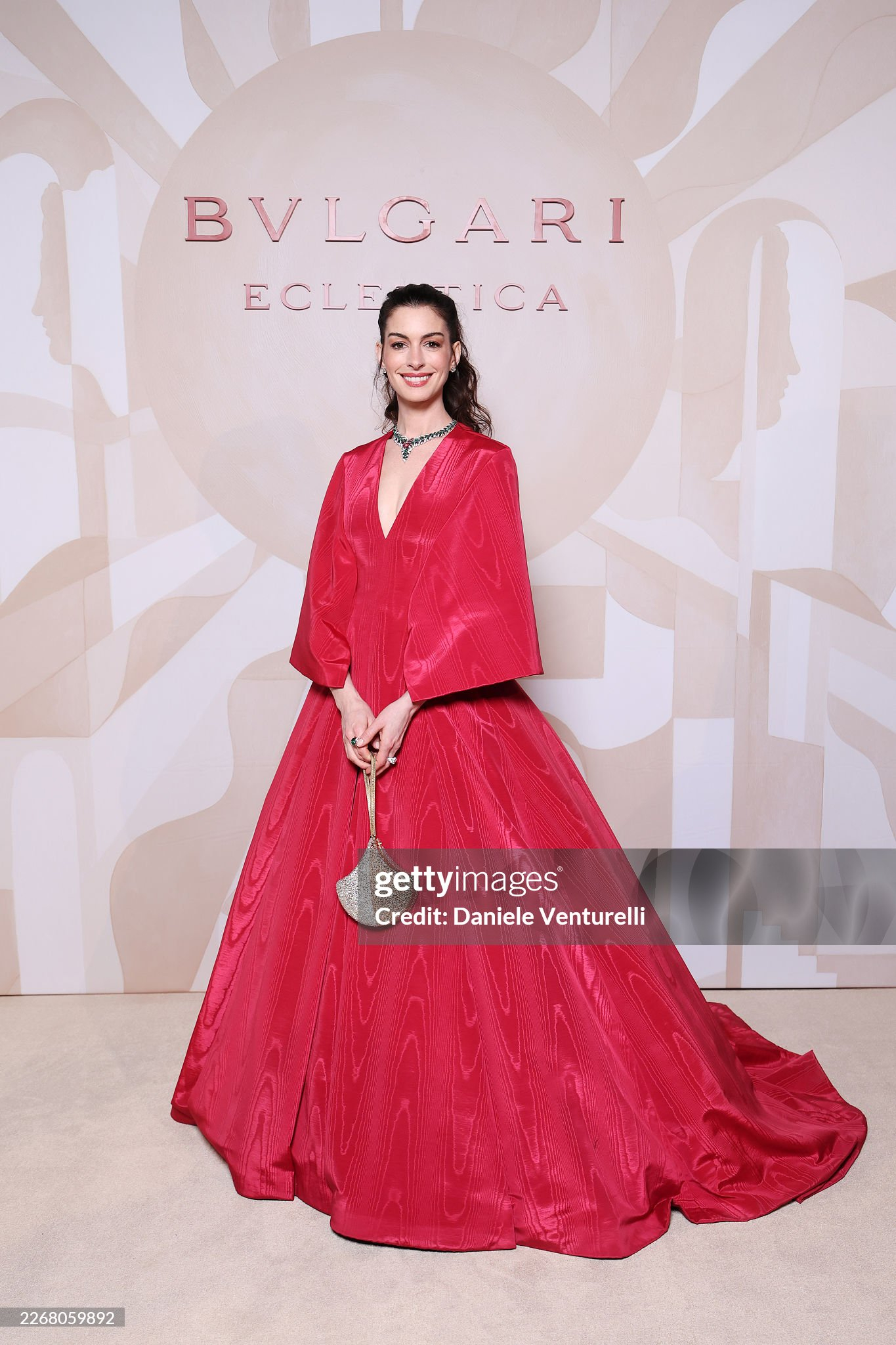 Lưu Diệc Phi, Anne Hathaway v&agrave; cả d&agrave;n sao quốc tế tranh vị tr&iacute; center tr&ecirc;n thảm đỏ, nhiếp ảnh bấm m&aacute;y mỏi cả tay- Ảnh 5.