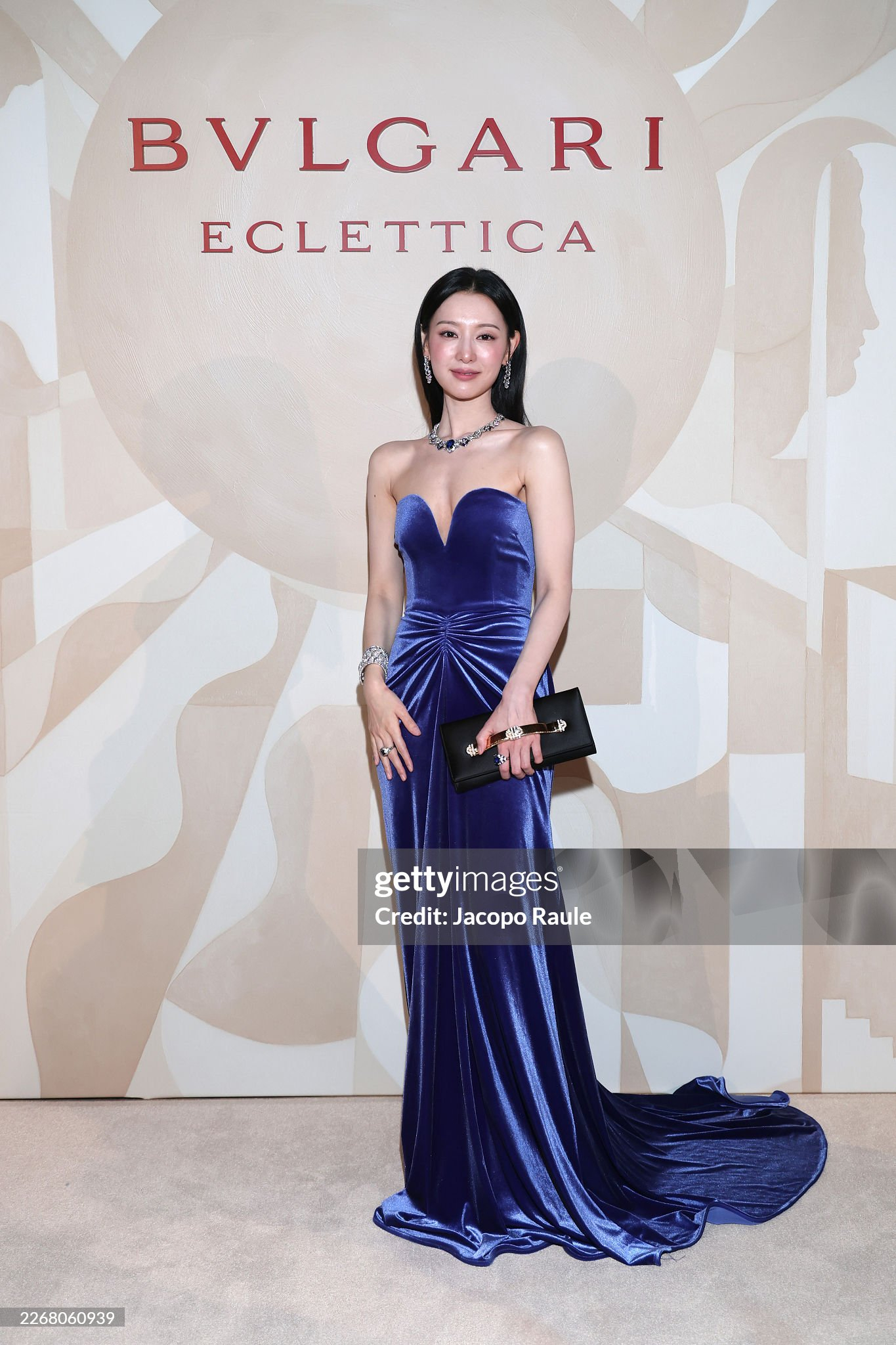 Lưu Diệc Phi, Anne Hathaway v&agrave; cả d&agrave;n sao quốc tế tranh vị tr&iacute; center tr&ecirc;n thảm đỏ, nhiếp ảnh bấm m&aacute;y mỏi cả tay- Ảnh 7.