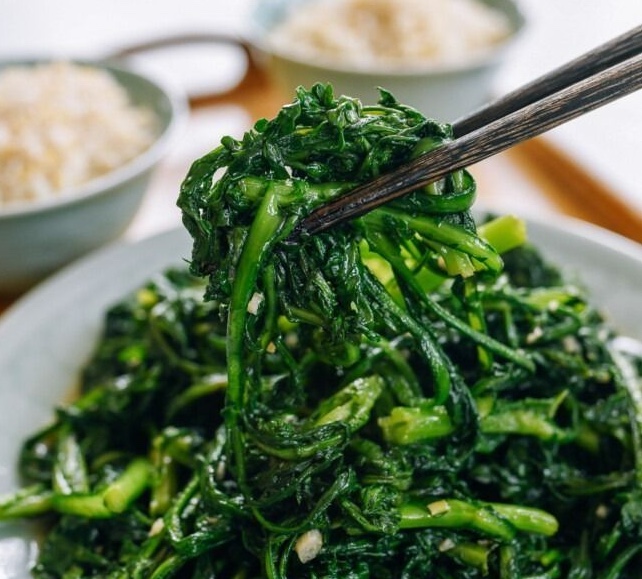 Chuy&ecirc;n gia dinh dưỡng chia sẻ 6 m&oacute;n được v&iacute; như "thuốc nhuộm t&oacute;c đen tự nhi&ecirc;n", chị em n&agrave;o sớm ăn th&igrave; sớm đẹp, trẻ l&acirc;u- Ảnh 4.