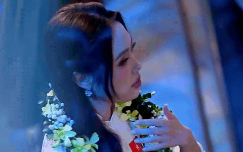 Kh&ocirc;ng để &yacute; camera, Phương Mỹ Chi bị 