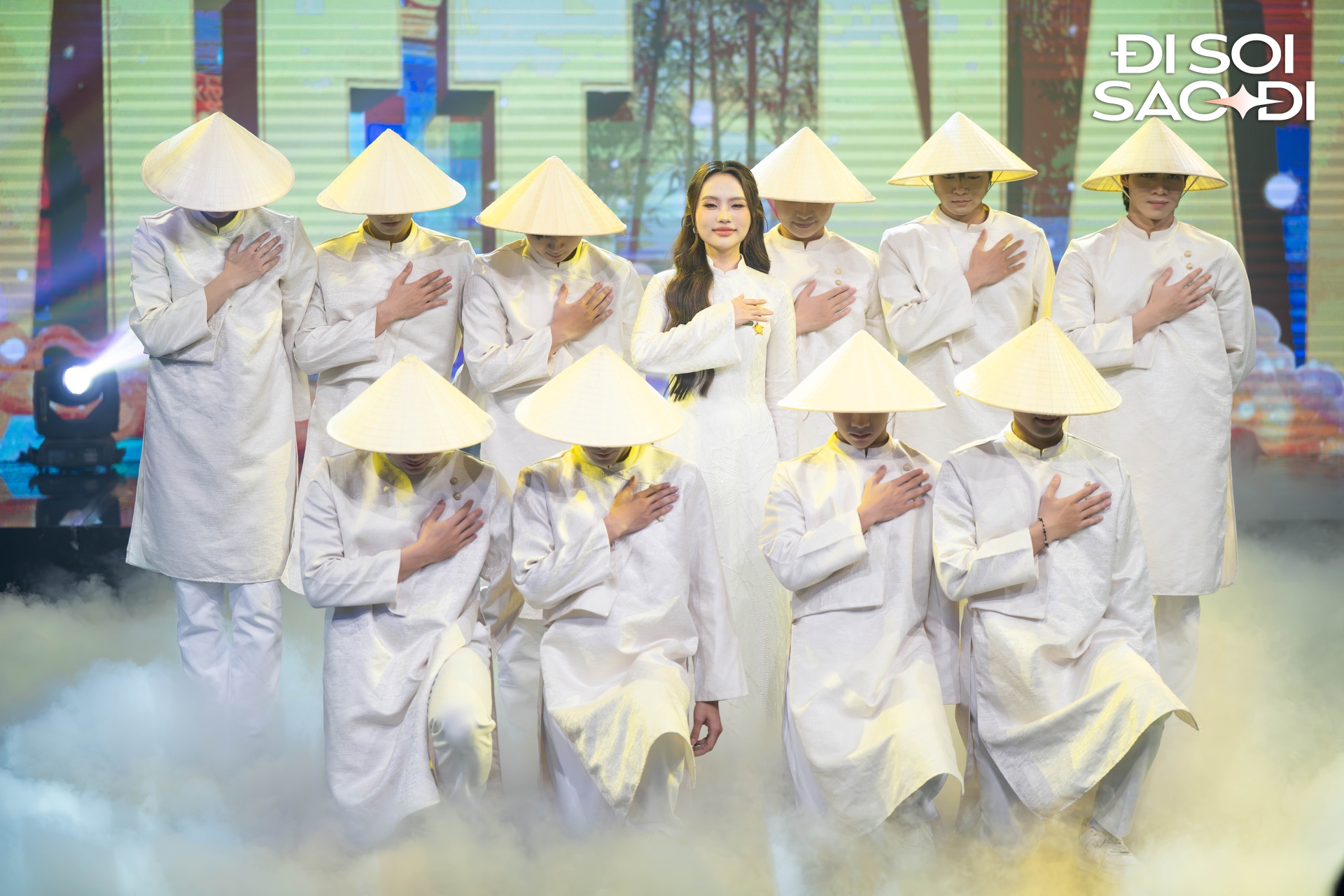 Kh&ocirc;ng để &yacute; camera, Phương Mỹ Chi bị 