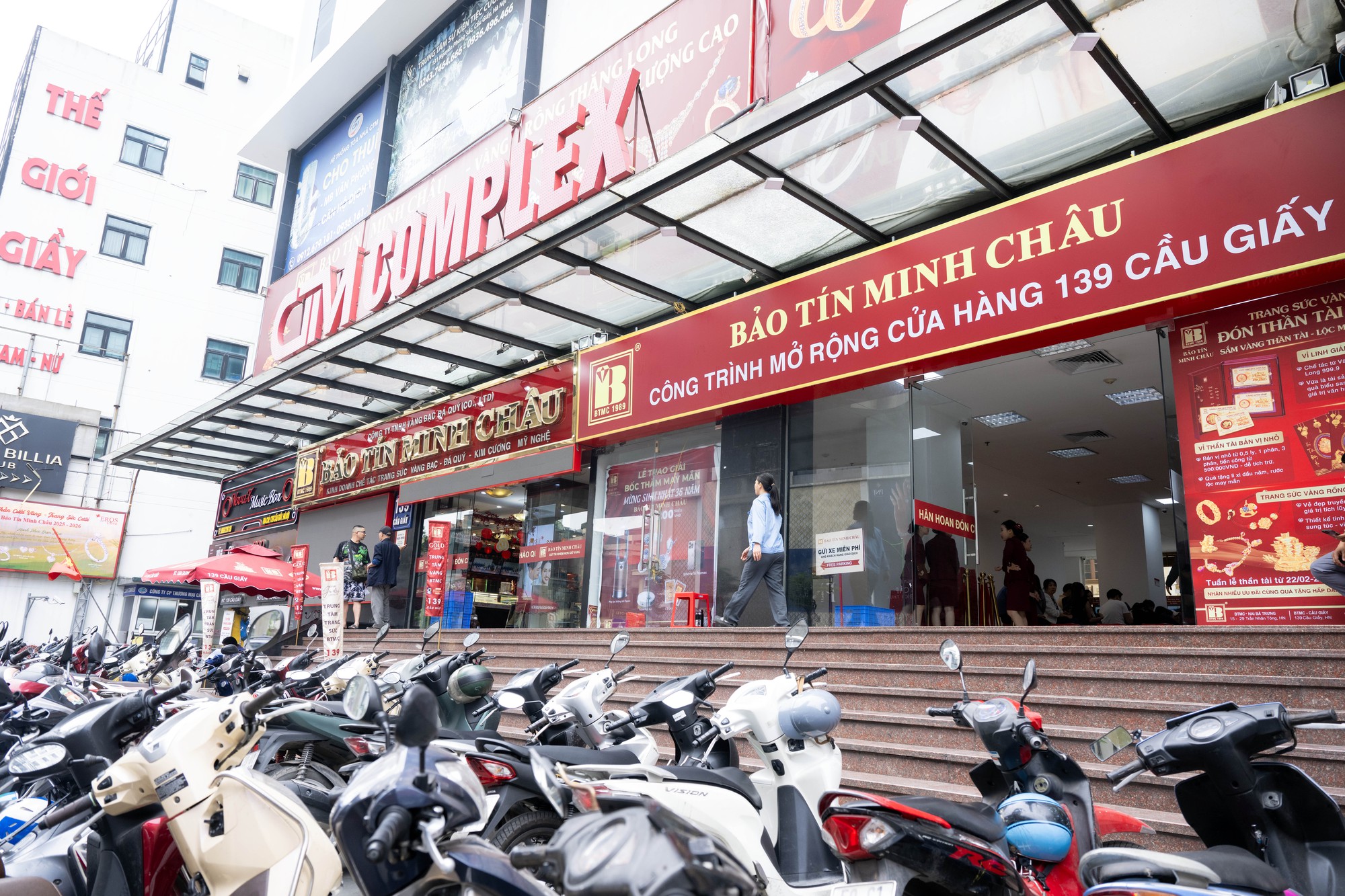 Bảo Tín Minh Châu mở cửa trở lại vào đúng 12h trưa 26/3: Khách vẫn xếp kín từ trước giờ giao dịch, mang theo phiếu chờ lấy vàng- Ảnh 1. Bảo Tín Minh Châu mở cửa trở lại vào đúng 12h trưa 26/3: Khách vẫn xếp kín từ trước giờ giao dịch, mang theo phiếu chờ lấy vàng- Ảnh 1.