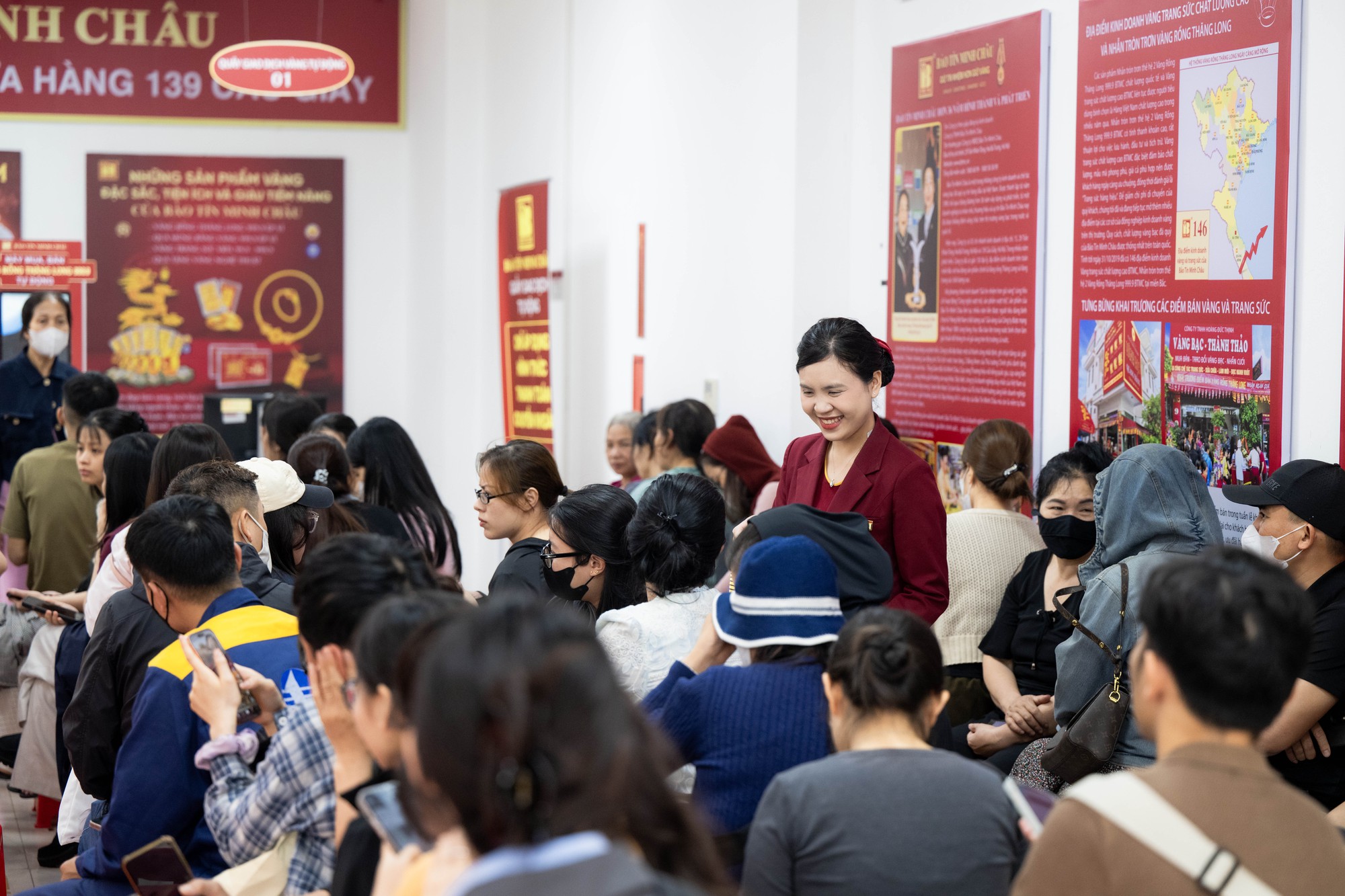 Bảo Tín Minh Châu mở cửa trở lại vào đúng 12h trưa 26/3: Khách vẫn xếp kín từ trước giờ giao dịch, mang theo phiếu chờ lấy vàng- Ảnh 2. Bảo Tín Minh Châu mở cửa trở lại vào đúng 12h trưa 26/3: Khách vẫn xếp kín từ trước giờ giao dịch, mang theo phiếu chờ lấy vàng- Ảnh 2.