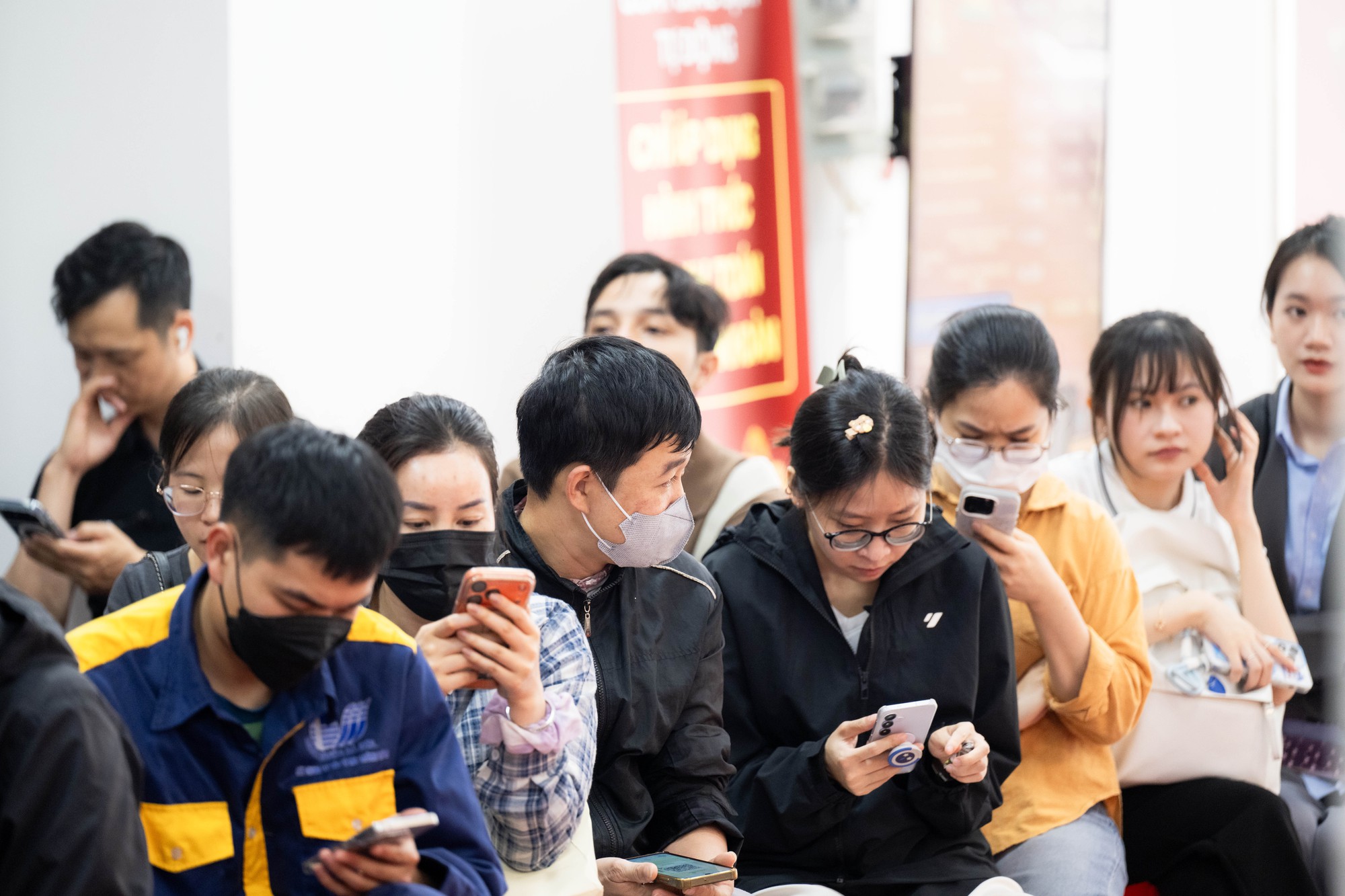 Bảo Tín Minh Châu mở cửa trở lại vào đúng 12h trưa 26/3: Khách vẫn xếp kín từ trước giờ giao dịch, mang theo phiếu chờ lấy vàng- Ảnh 3. Bảo Tín Minh Châu mở cửa trở lại vào đúng 12h trưa 26/3: Khách vẫn xếp kín từ trước giờ giao dịch, mang theo phiếu chờ lấy vàng- Ảnh 3.