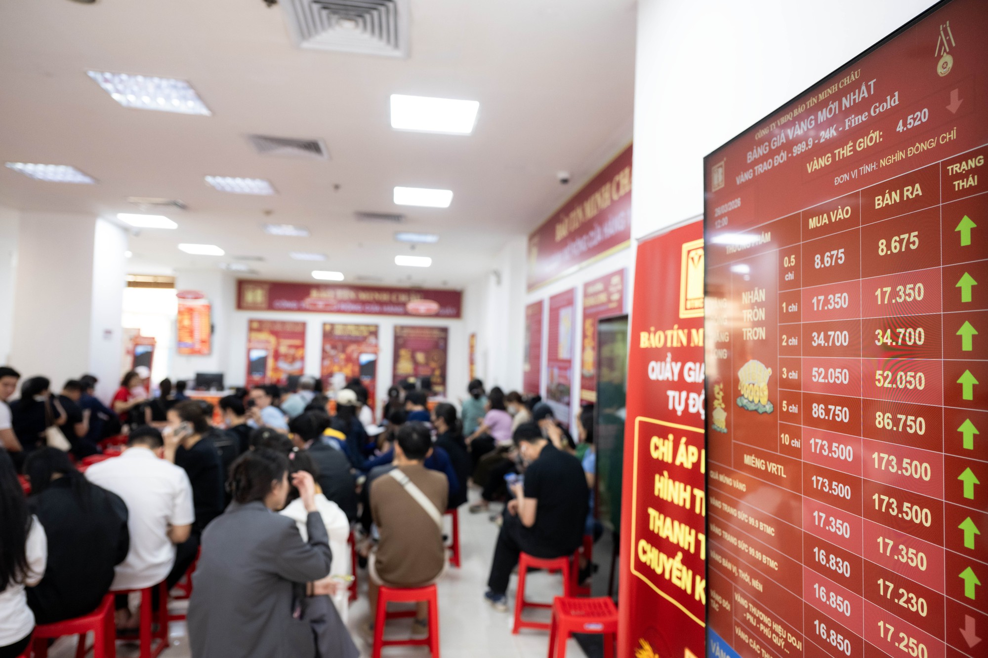 Bảo Tín Minh Châu mở cửa trở lại vào đúng 12h trưa 26/3: Khách vẫn xếp kín từ trước giờ giao dịch, mang theo phiếu chờ lấy vàng- Ảnh 4. Bảo Tín Minh Châu mở cửa trở lại vào đúng 12h trưa 26/3: Khách vẫn xếp kín từ trước giờ giao dịch, mang theo phiếu chờ lấy vàng- Ảnh 4.