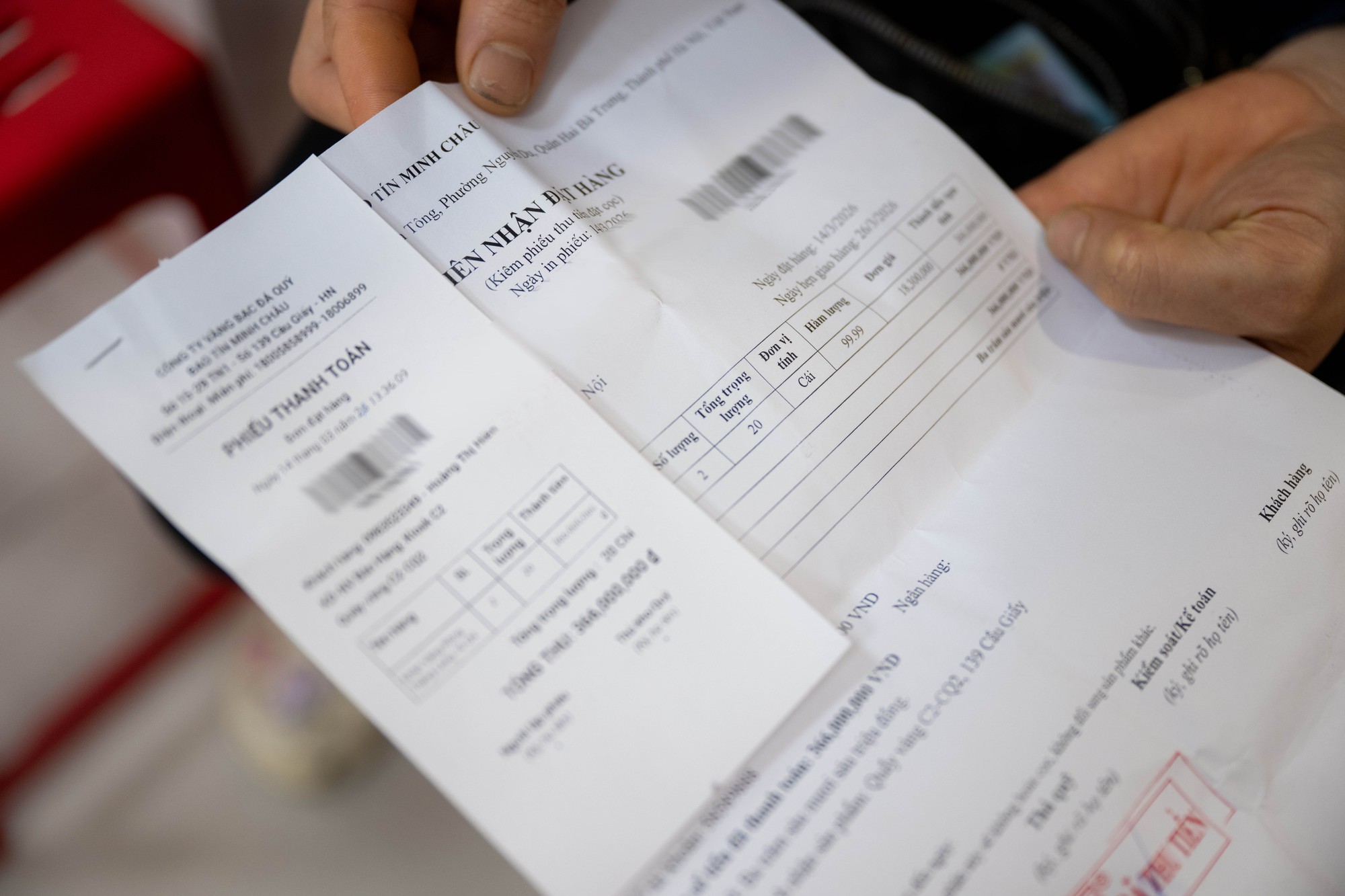 Bảo Tín Minh Châu mở cửa trở lại vào đúng 12h trưa 26/3: Khách vẫn xếp kín từ trước giờ giao dịch, mang theo phiếu chờ lấy vàng- Ảnh 5. Bảo Tín Minh Châu mở cửa trở lại vào đúng 12h trưa 26/3: Khách vẫn xếp kín từ trước giờ giao dịch, mang theo phiếu chờ lấy vàng- Ảnh 5.