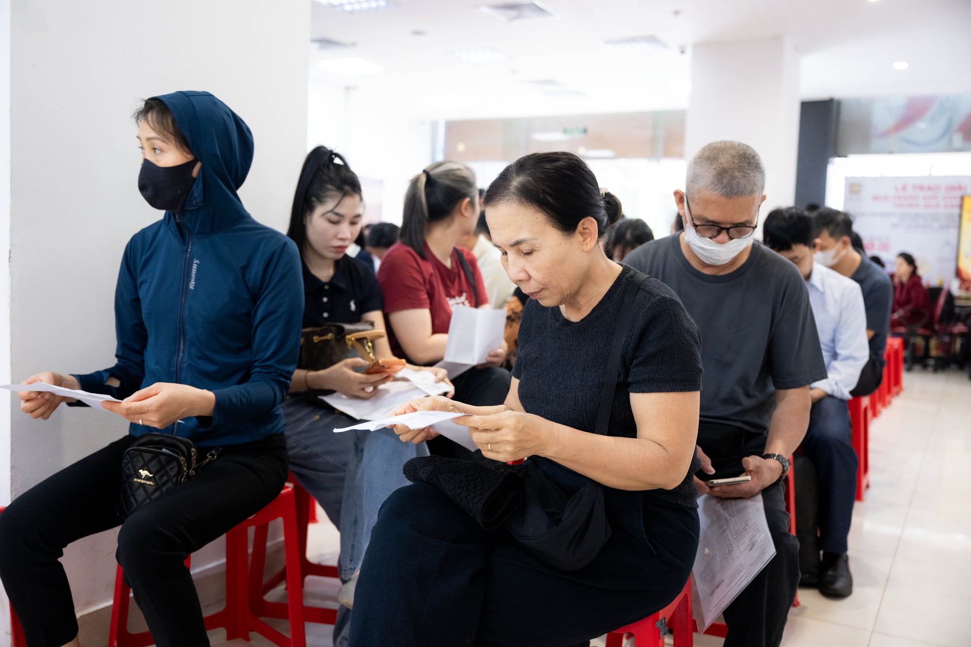 Bảo Tín Minh Châu mở cửa trở lại vào đúng 12h trưa 26/3: Khách vẫn xếp kín từ trước giờ giao dịch, mang theo phiếu chờ lấy vàng- Ảnh 6. Bảo Tín Minh Châu mở cửa trở lại vào đúng 12h trưa 26/3: Khách vẫn xếp kín từ trước giờ giao dịch, mang theo phiếu chờ lấy vàng- Ảnh 6.