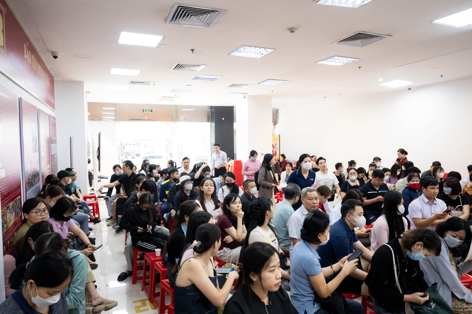 Bảo Tín Minh Châu mở cửa trở lại vào đúng 12h trưa 26/3: Khách vẫn xếp kín từ trước giờ giao dịch, mang theo phiếu chờ lấy vàng- Ảnh 7. Bảo Tín Minh Châu mở cửa trở lại vào đúng 12h trưa 26/3: Khách vẫn xếp kín từ trước giờ giao dịch, mang theo phiếu chờ lấy vàng- Ảnh 7.