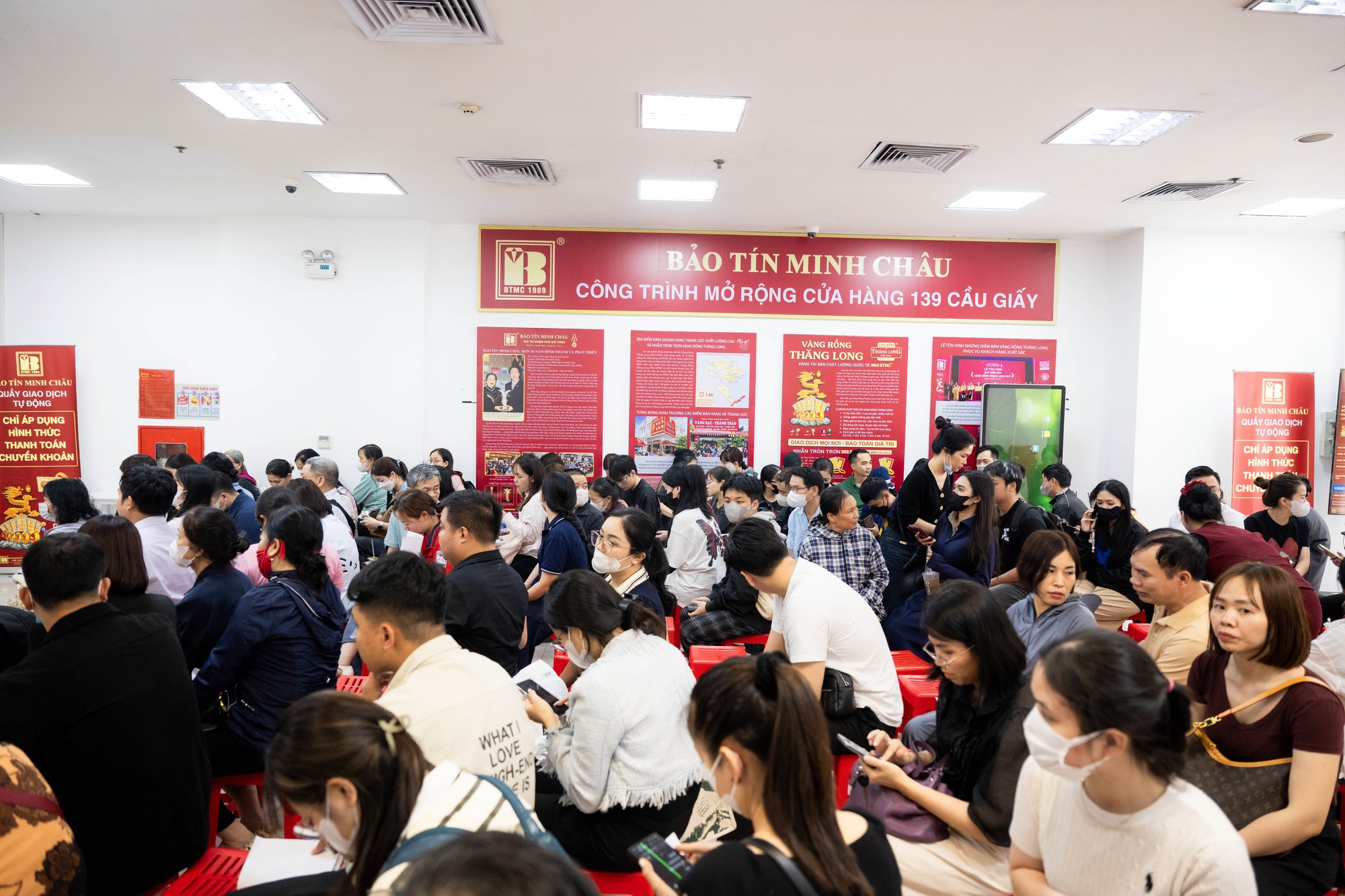Bảo Tín Minh Châu mở cửa trở lại vào đúng 12h trưa 26/3: Khách vẫn xếp kín từ trước giờ giao dịch, mang theo phiếu chờ lấy vàng- Ảnh 8. Bảo Tín Minh Châu mở cửa trở lại vào đúng 12h trưa 26/3: Khách vẫn xếp kín từ trước giờ giao dịch, mang theo phiếu chờ lấy vàng- Ảnh 8.