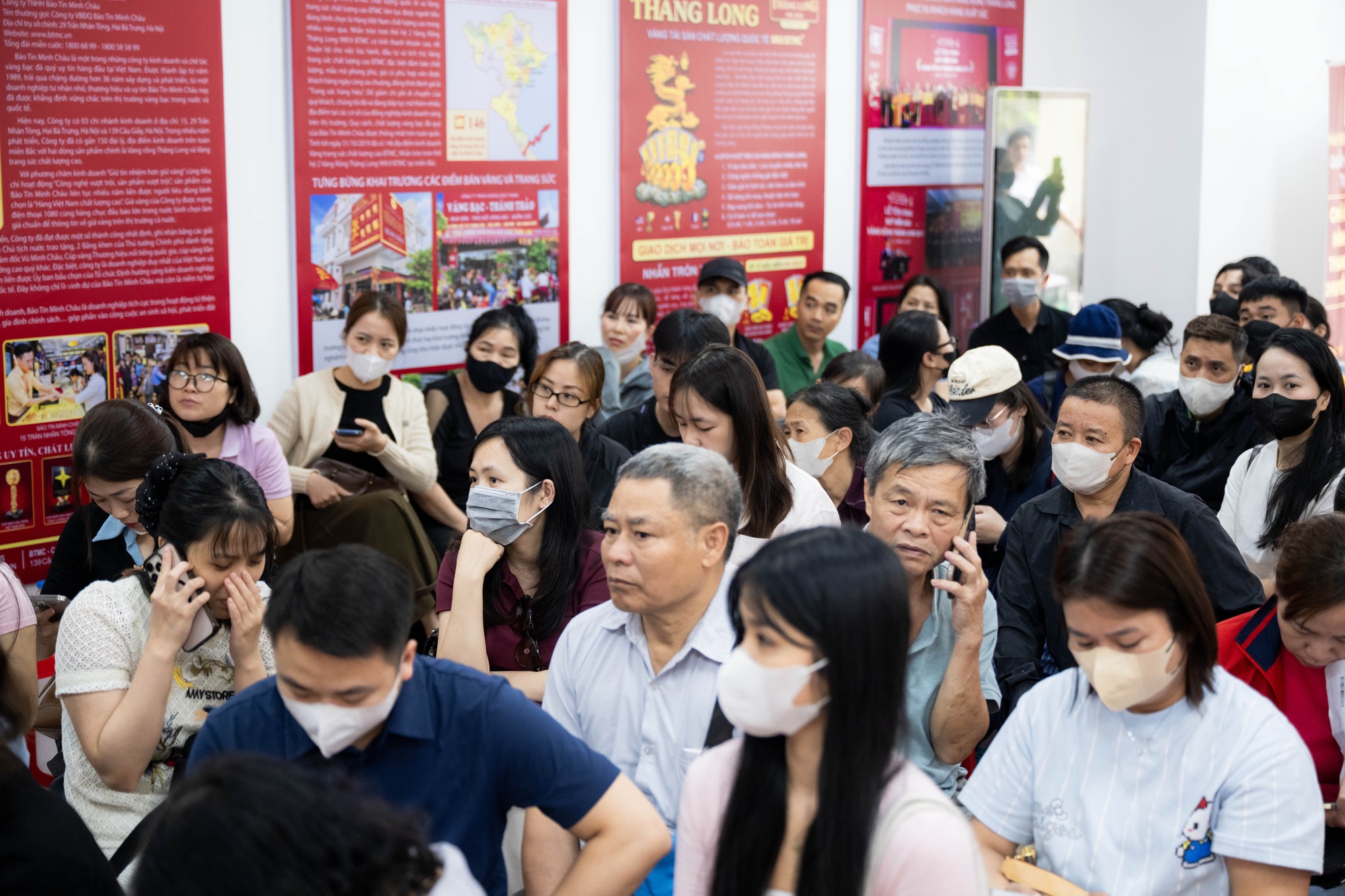 Bảo Tín Minh Châu mở cửa trở lại vào đúng 12h trưa 26/3: Khách vẫn xếp kín từ trước giờ giao dịch, mang theo phiếu chờ lấy vàng- Ảnh 9. Bảo Tín Minh Châu mở cửa trở lại vào đúng 12h trưa 26/3: Khách vẫn xếp kín từ trước giờ giao dịch, mang theo phiếu chờ lấy vàng- Ảnh 9.
