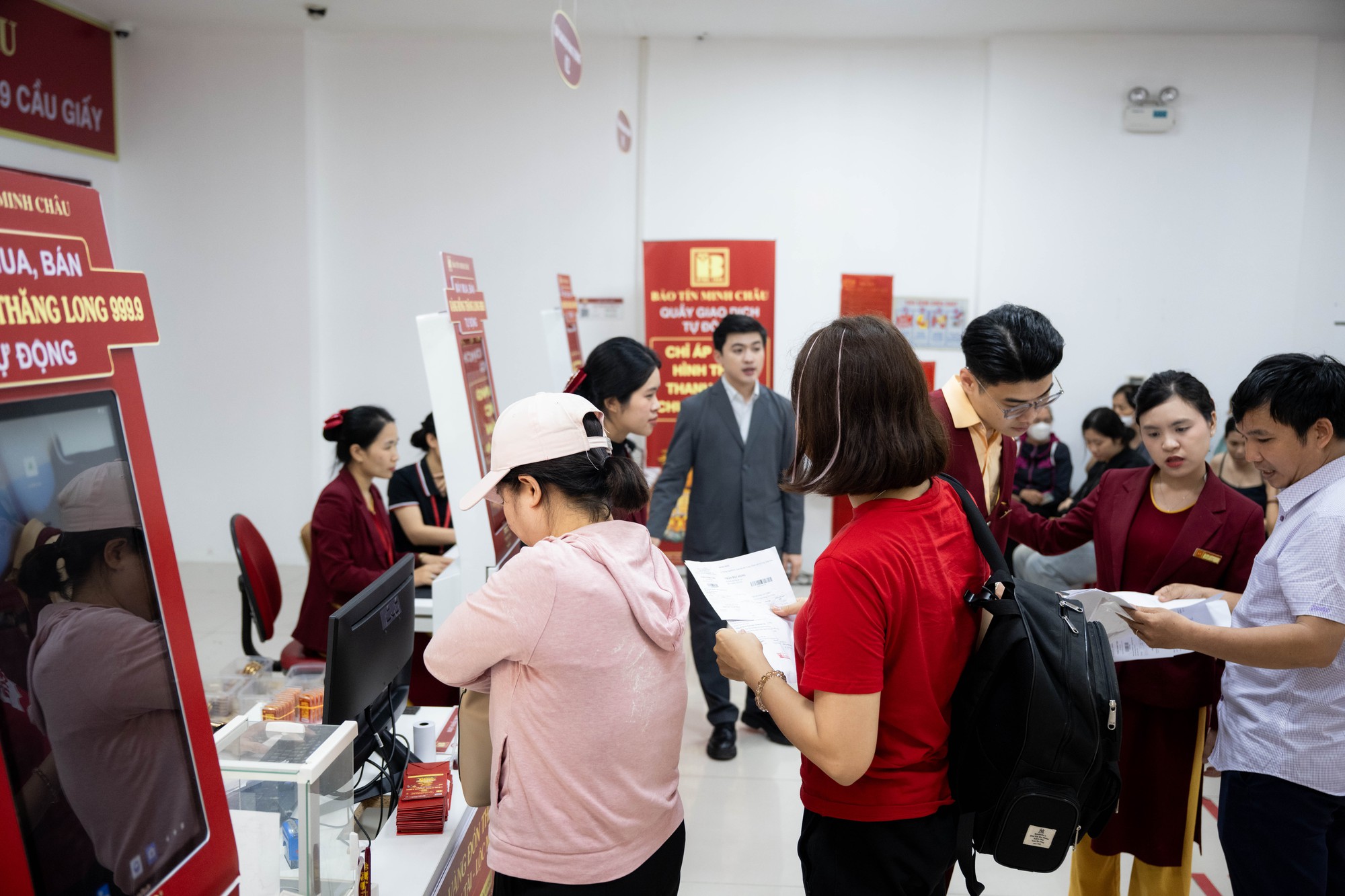 Bảo Tín Minh Châu mở cửa trở lại vào đúng 12h trưa 26/3: Khách vẫn xếp kín từ trước giờ giao dịch, mang theo phiếu chờ lấy vàng- Ảnh 10. Bảo Tín Minh Châu mở cửa trở lại vào đúng 12h trưa 26/3: Khách vẫn xếp kín từ trước giờ giao dịch, mang theo phiếu chờ lấy vàng- Ảnh 10.