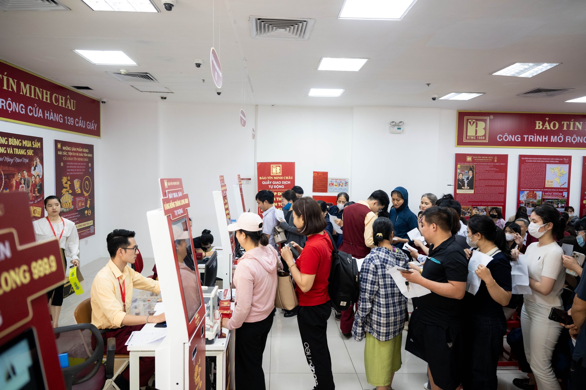 Bảo Tín Minh Châu mở cửa trở lại vào đúng 12h trưa 26/3: Khách vẫn xếp kín từ trước giờ giao dịch, mang theo phiếu chờ lấy vàng- Ảnh 11. Bảo Tín Minh Châu mở cửa trở lại vào đúng 12h trưa 26/3: Khách vẫn xếp kín từ trước giờ giao dịch, mang theo phiếu chờ lấy vàng- Ảnh 11.