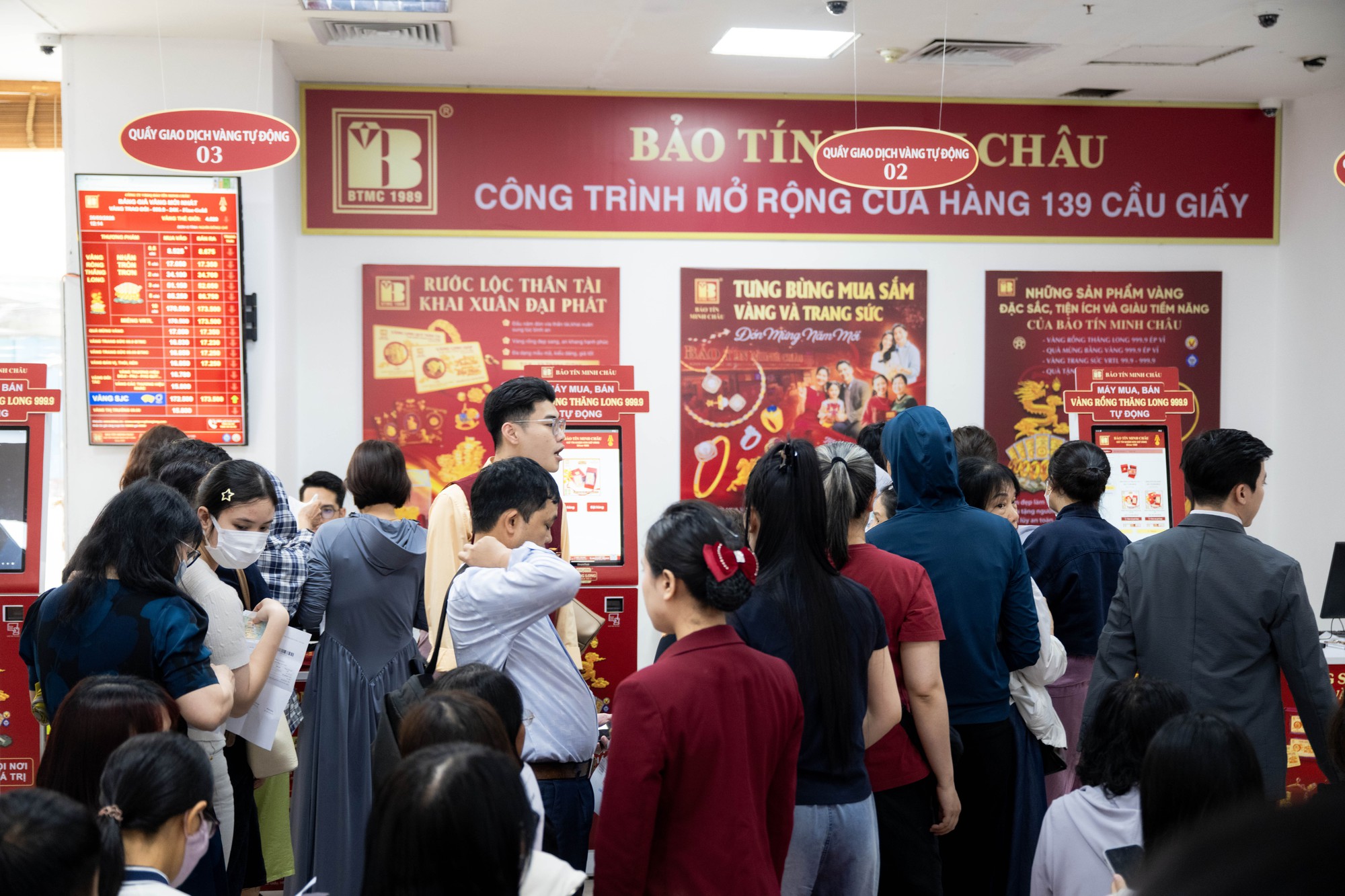 Bảo Tín Minh Châu mở cửa trở lại vào đúng 12h trưa 26/3: Khách vẫn xếp kín từ trước giờ giao dịch, mang theo phiếu chờ lấy vàng- Ảnh 12. Bảo Tín Minh Châu mở cửa trở lại vào đúng 12h trưa 26/3: Khách vẫn xếp kín từ trước giờ giao dịch, mang theo phiếu chờ lấy vàng- Ảnh 12.