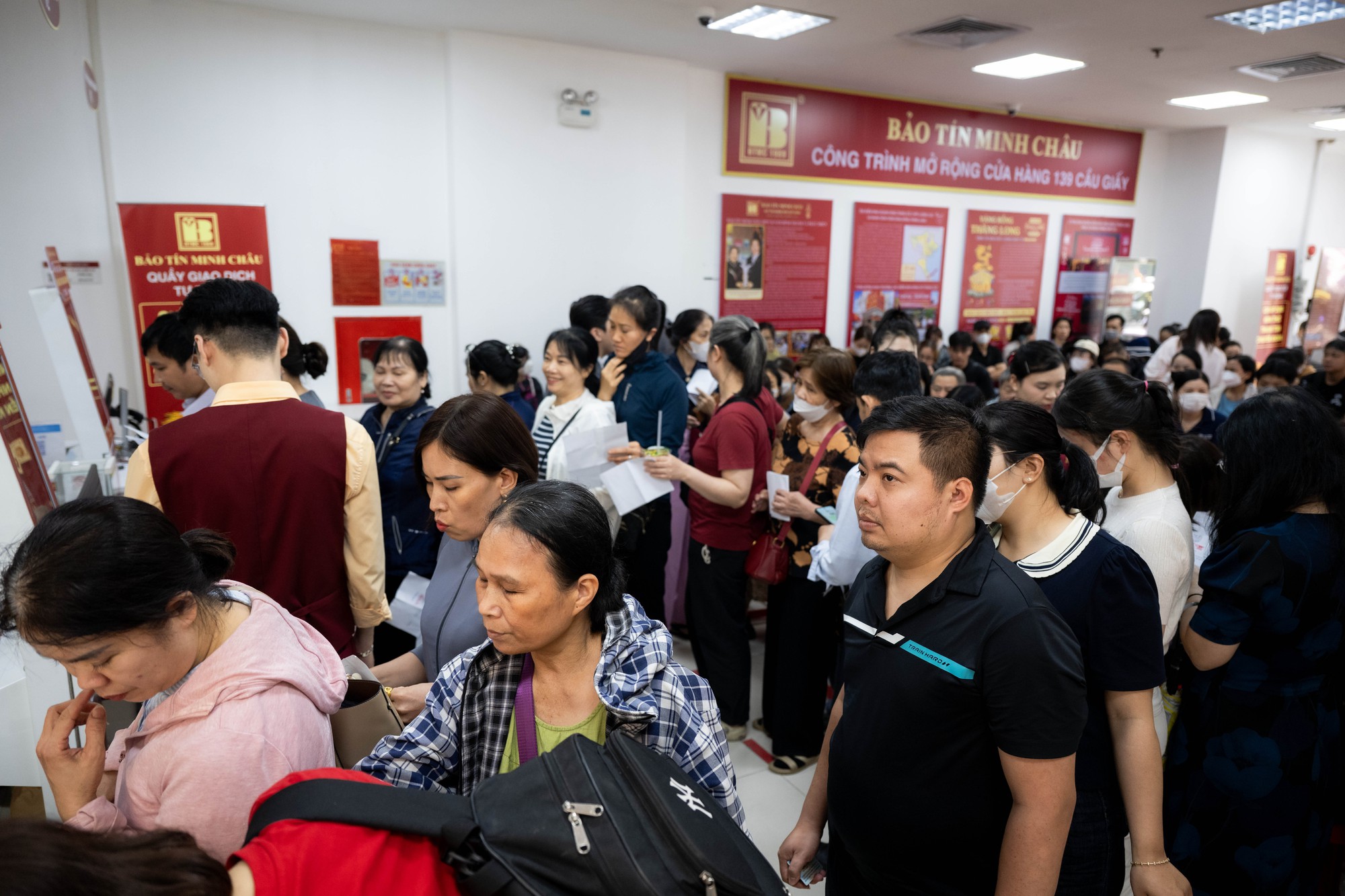 Bảo Tín Minh Châu mở cửa trở lại vào đúng 12h trưa 26/3: Khách vẫn xếp kín từ trước giờ giao dịch, mang theo phiếu chờ lấy vàng- Ảnh 13. Bảo Tín Minh Châu mở cửa trở lại vào đúng 12h trưa 26/3: Khách vẫn xếp kín từ trước giờ giao dịch, mang theo phiếu chờ lấy vàng- Ảnh 13.