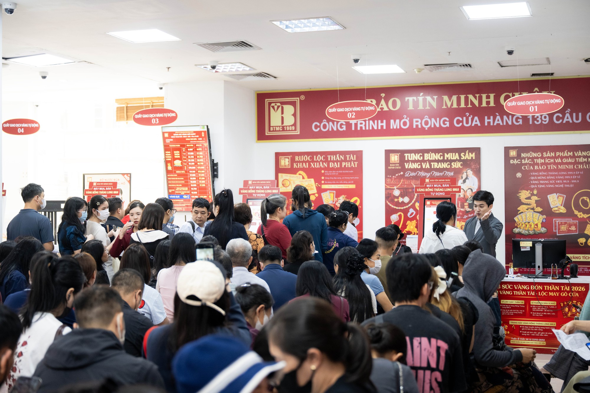 Bảo Tín Minh Châu mở cửa trở lại vào đúng 12h trưa 26/3: Khách vẫn xếp kín từ trước giờ giao dịch, mang theo phiếu chờ lấy vàng- Ảnh 14. Bảo Tín Minh Châu mở cửa trở lại vào đúng 12h trưa 26/3: Khách vẫn xếp kín từ trước giờ giao dịch, mang theo phiếu chờ lấy vàng- Ảnh 14.